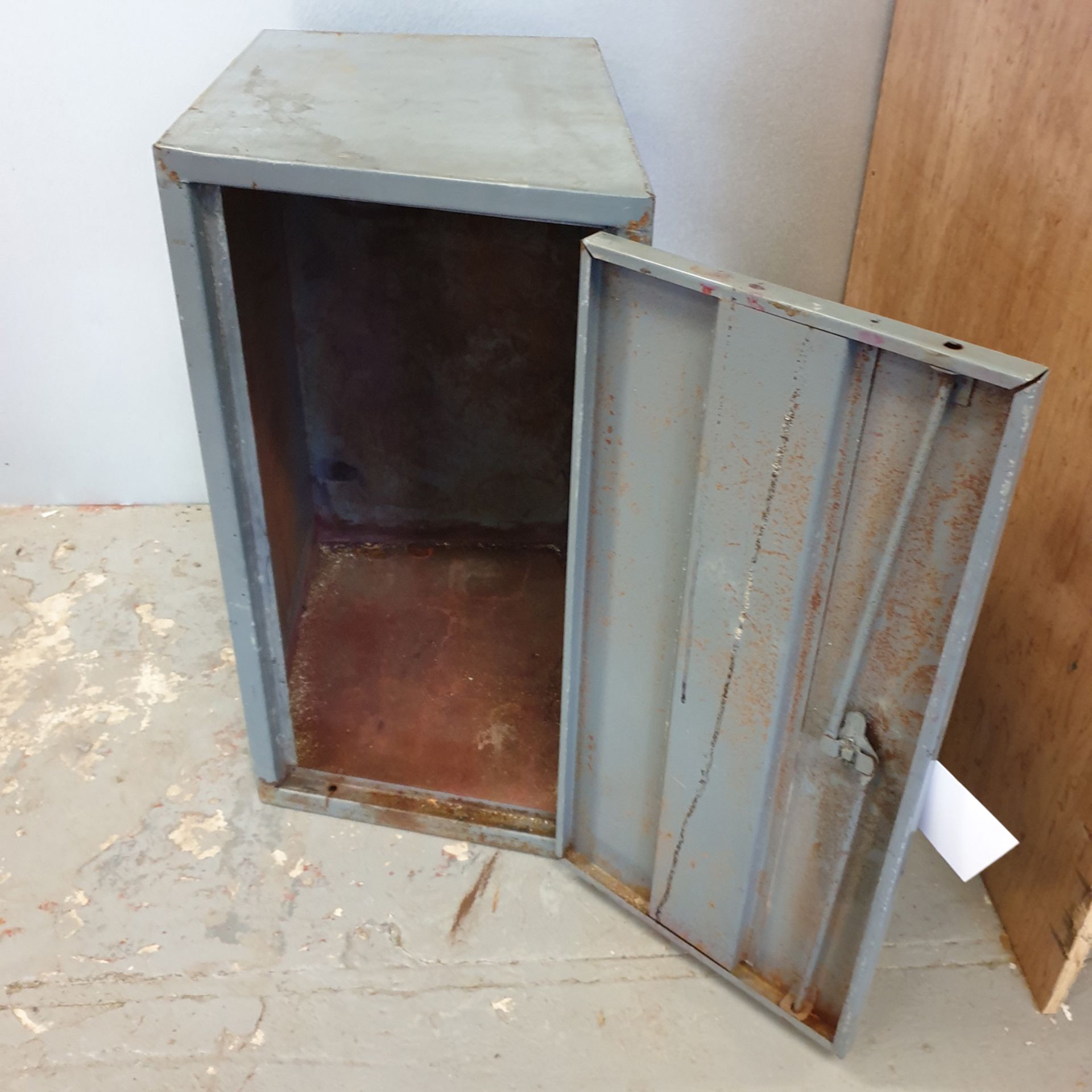 Locking Steel Cabinet with Key. - Image 4 of 4