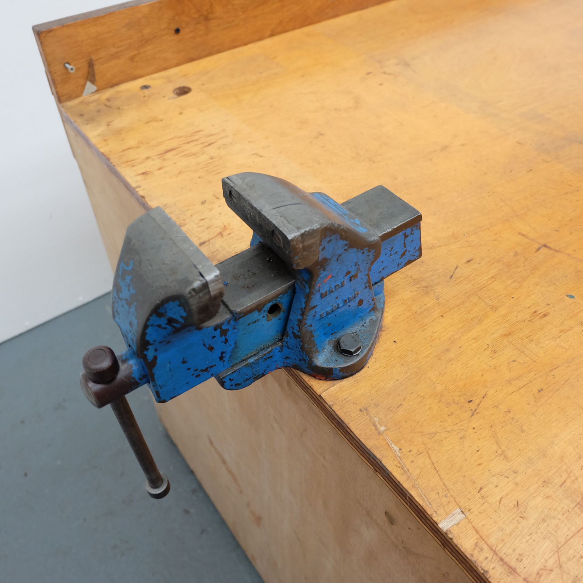 Heavy Duty Table with a 3 1/2" Bench Vice. Approx Dimensions 2300mm x 1020mm x 850mm Working Height - Image 4 of 4
