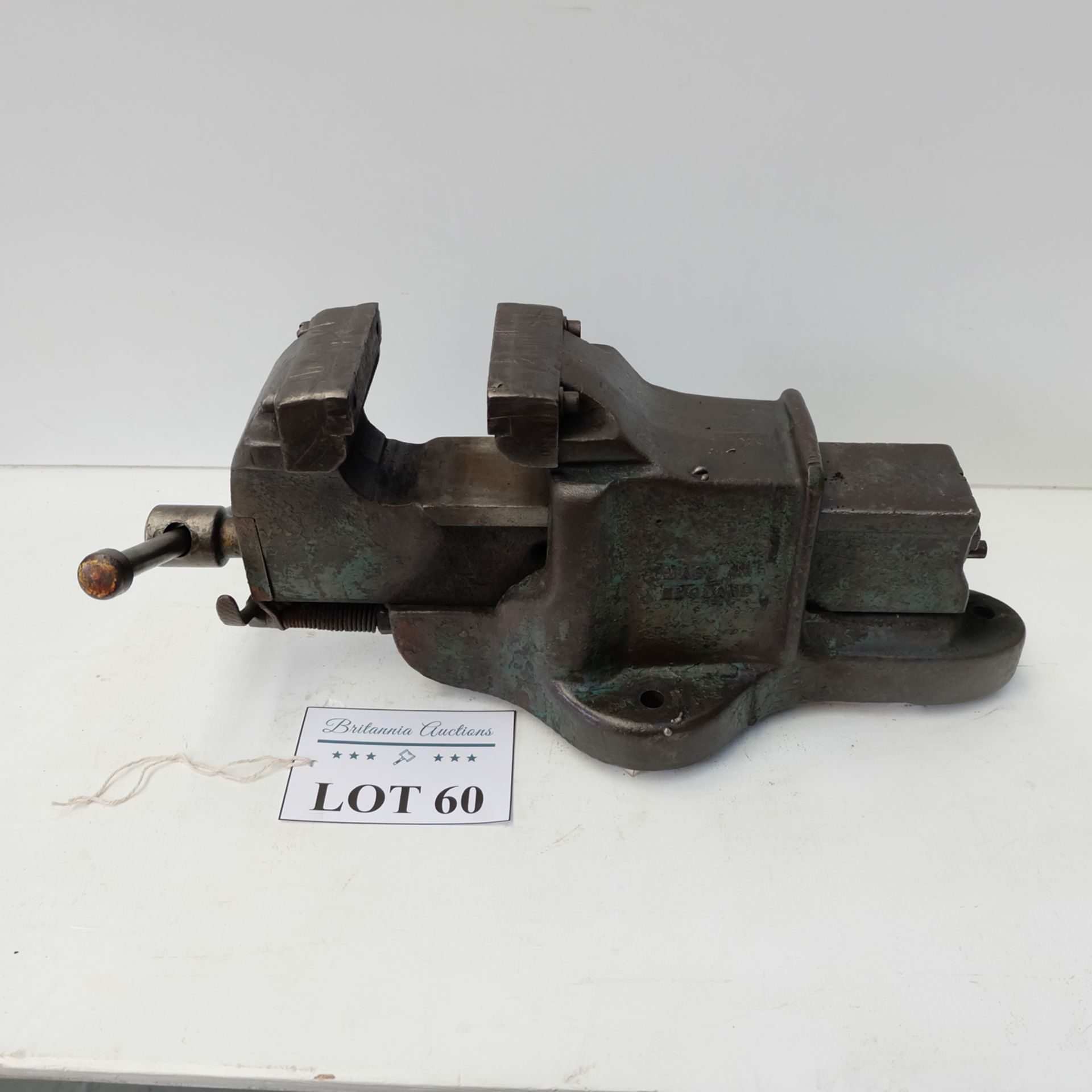 Woden Quick Release Bench Vice. Jaw Width 4 1/4". Max Opening 5 3/4". Jaw Height 3" Approx.