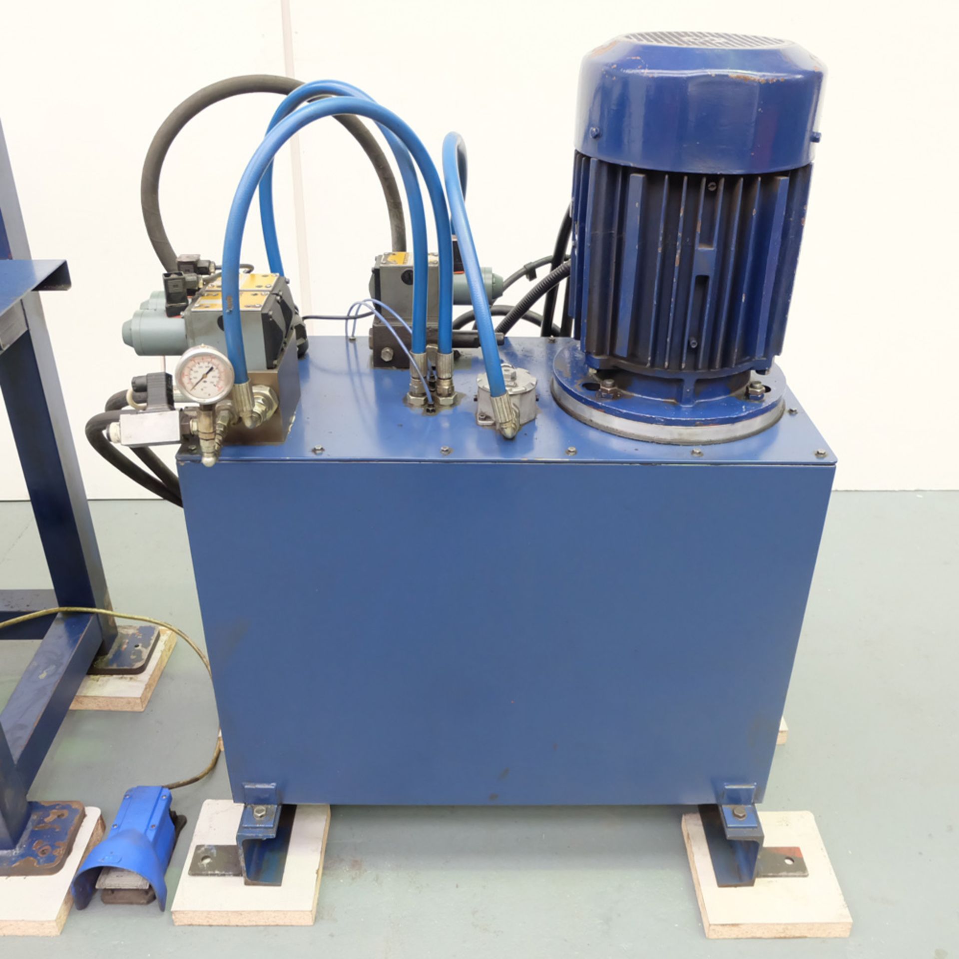 Hydraulic Powered 5 Head Punching Station. On Tee Slotted Table. - Image 10 of 13