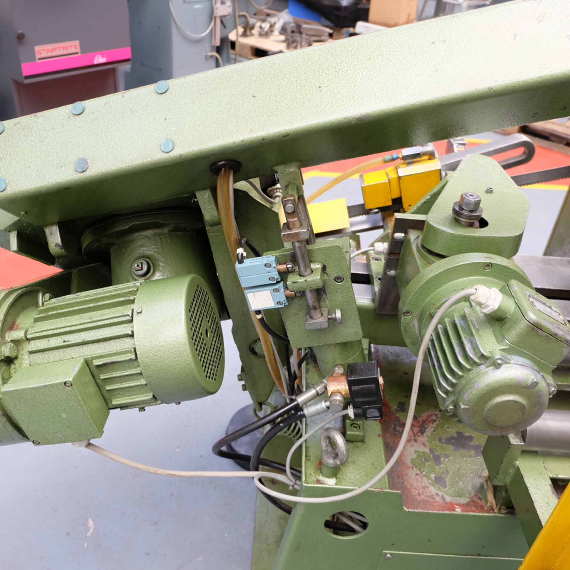 Siloma Model OL261 Automatic Feed Bandsaw. Capacity 10" Round. Powered Roller Type Vice. - Image 5 of 11