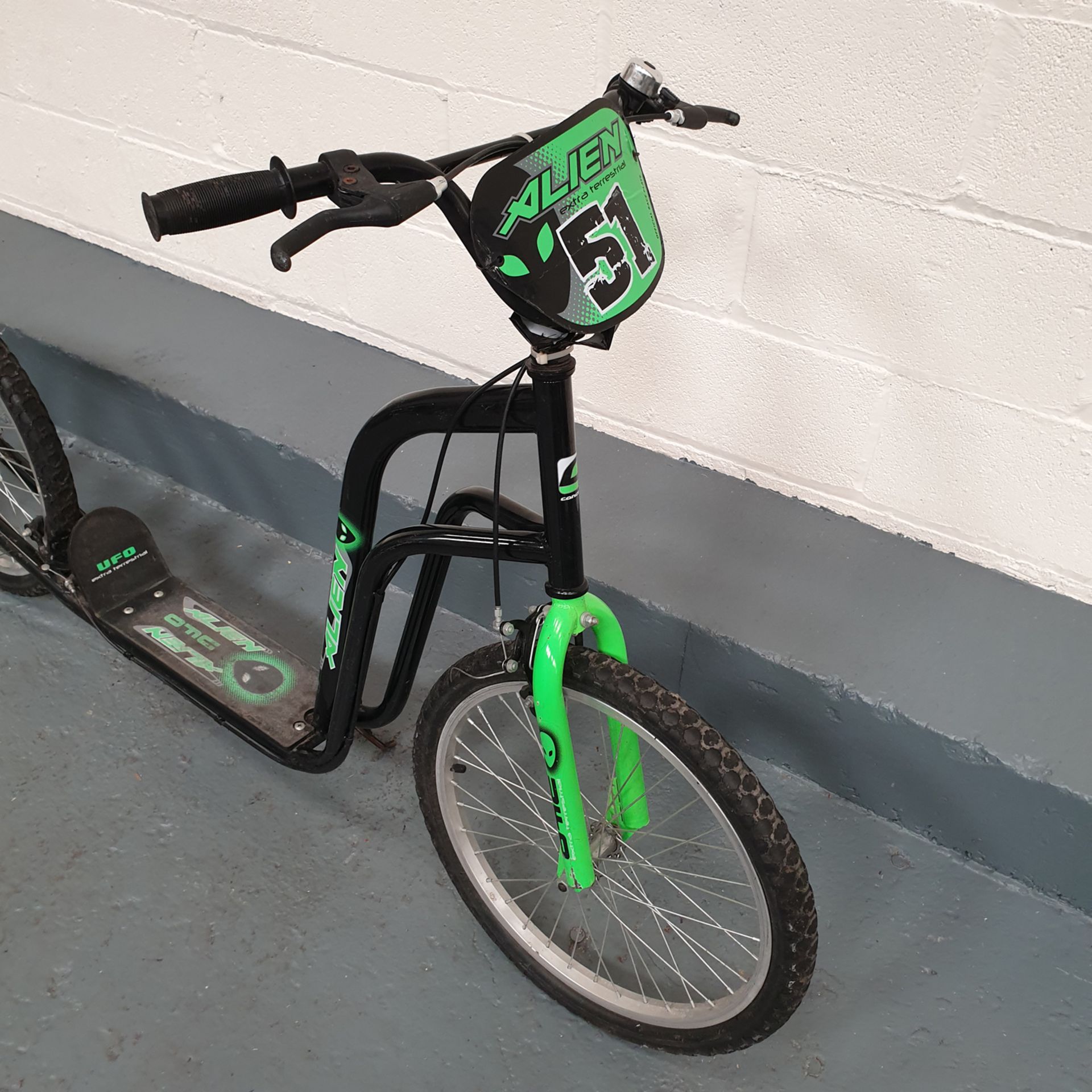 Alien UFO 51 Black & Green Childrens Scooter. With Bell & Kick Stand. - Image 8 of 9