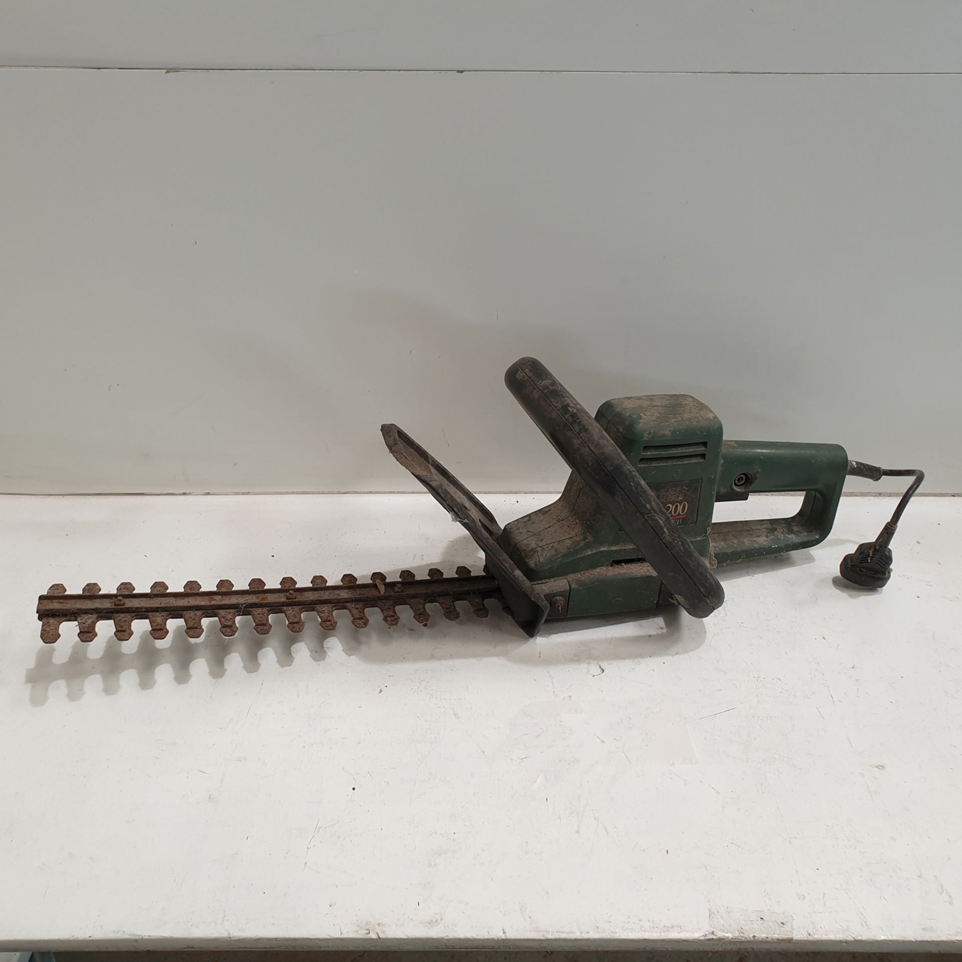 Black & Decker Model GT200 Hedge Trimmer. Please Note This Item is for Spares or Repairs. - Image 2 of 3