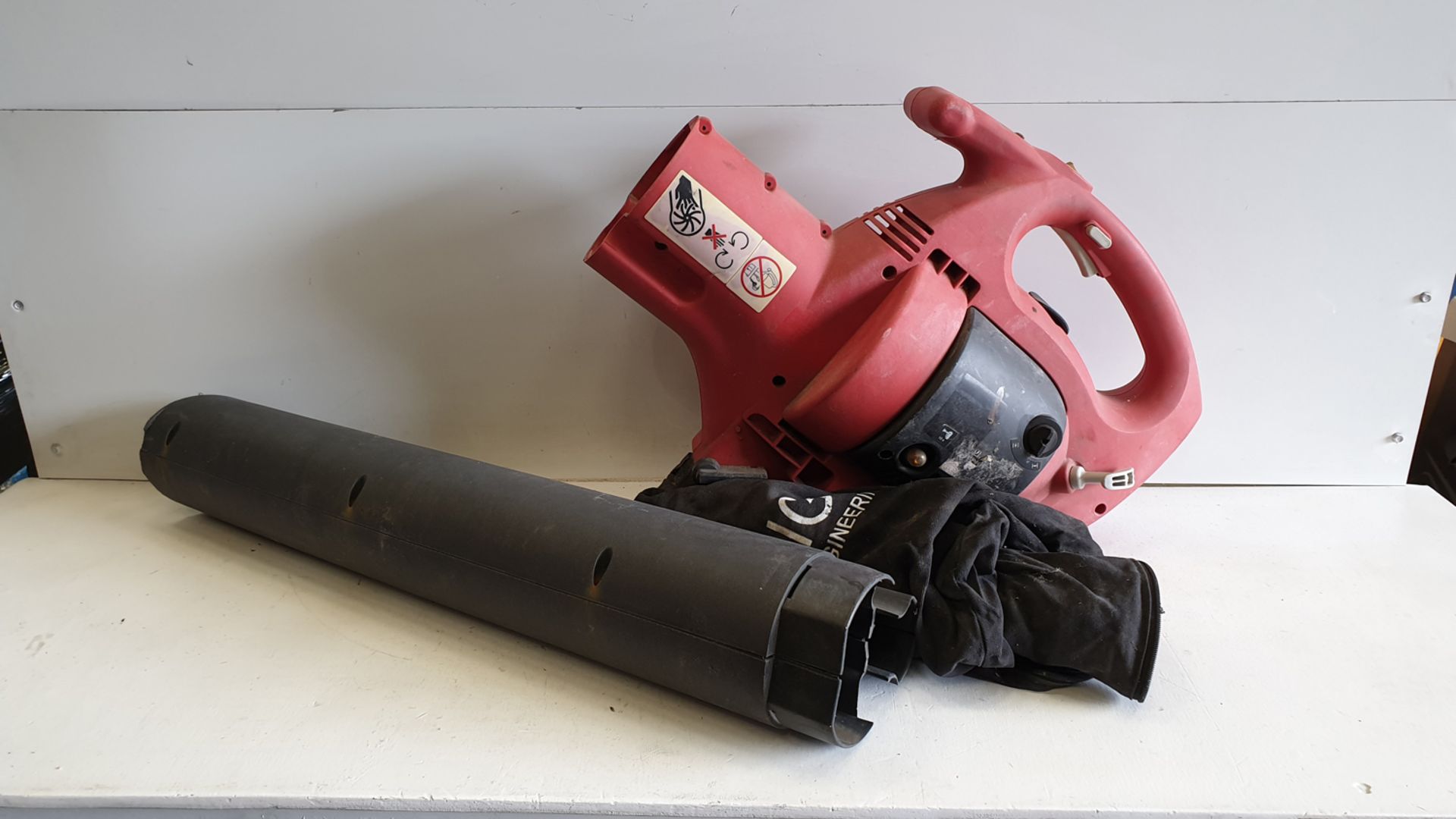 SOVEREIGN Powered Garden Engineering Leaf Blower. 2 Stroke Motor 0.65KW.