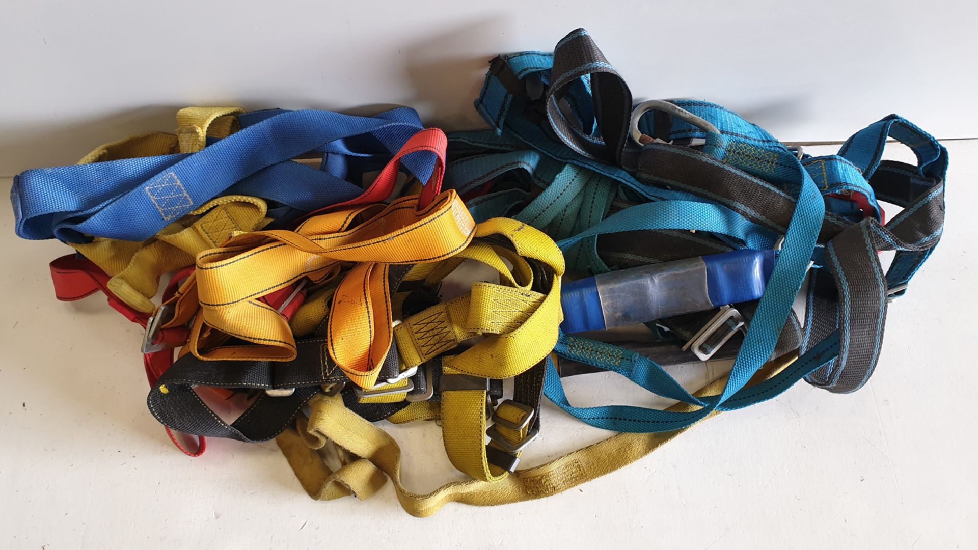 Selection of Various Safety Harnesses as Lotted. - Bild 2 aus 2