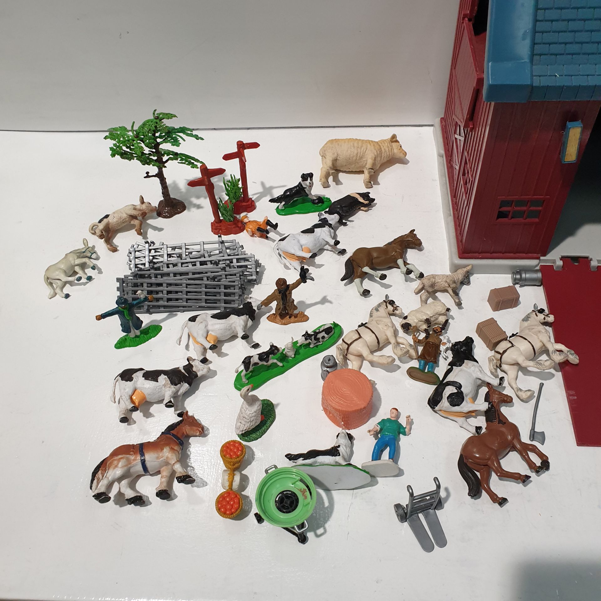 Big Barn Play Set with Figures as Lotted. - Image 2 of 4