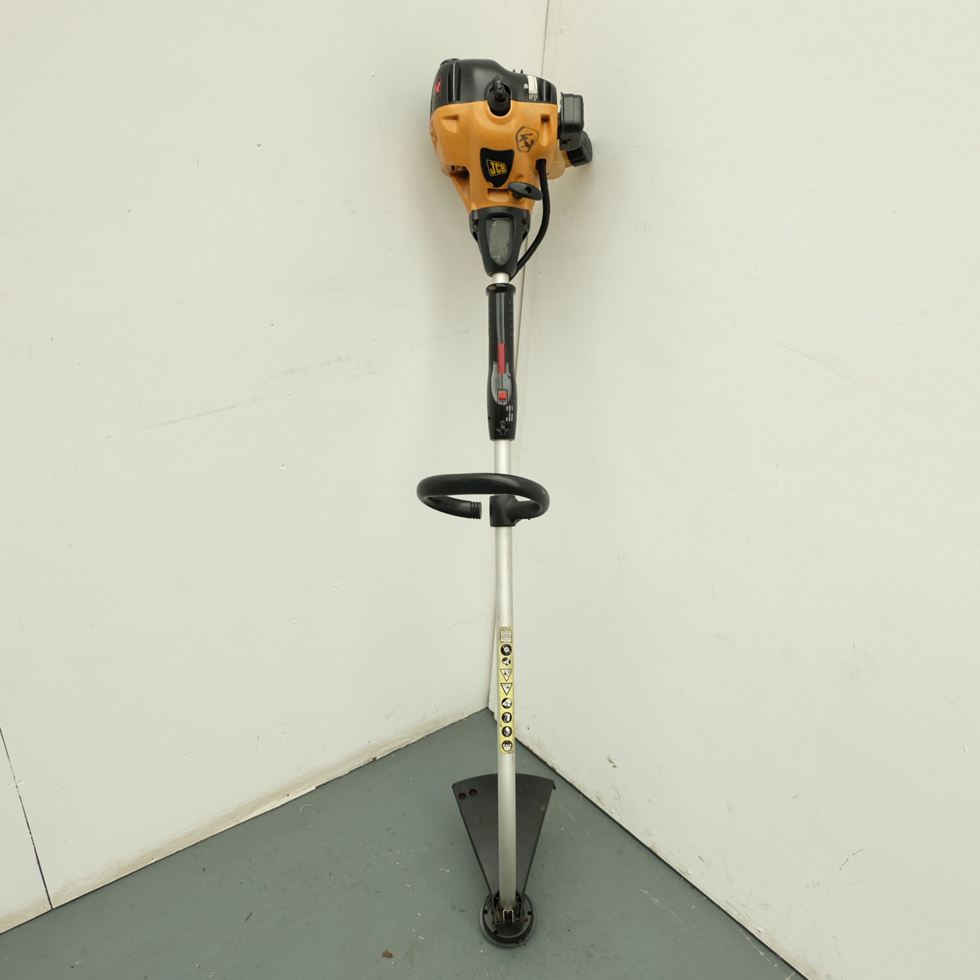 JCB Petrol Powered Strimmer. Rated No Load Speed 11000/Min.