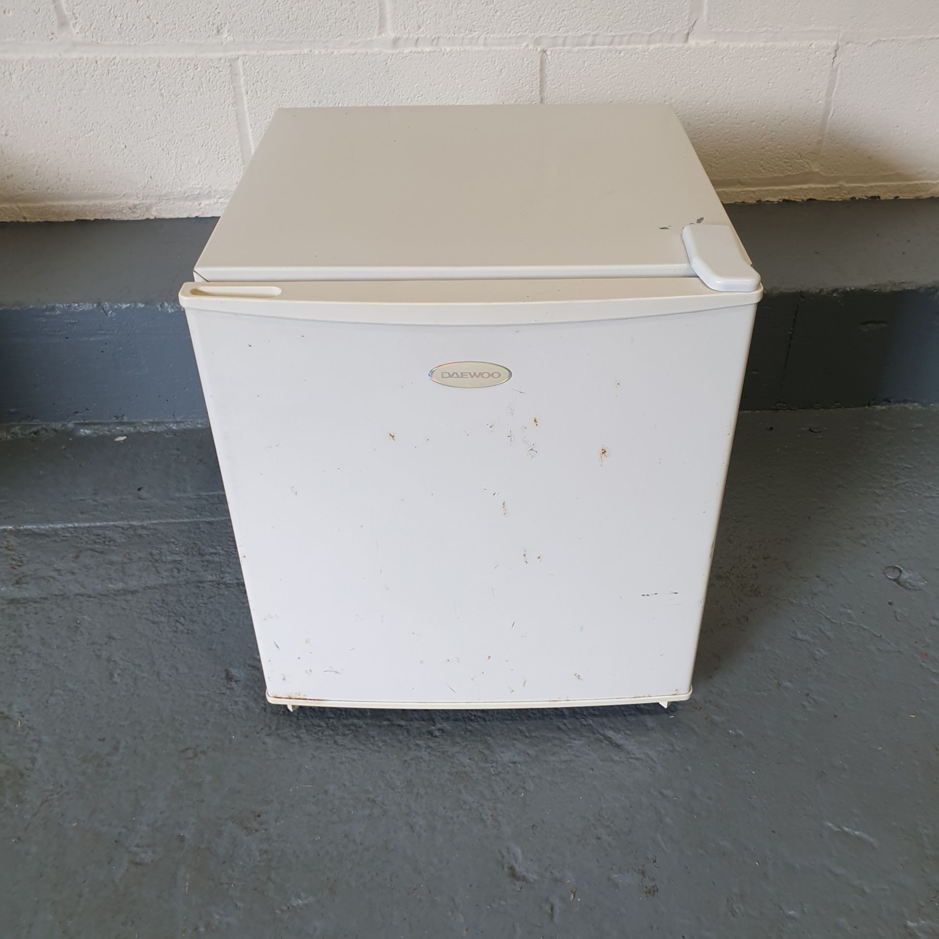 DAEWOO White Mini Fridge. Dimensions 440mm x 460mm x 500mm H.