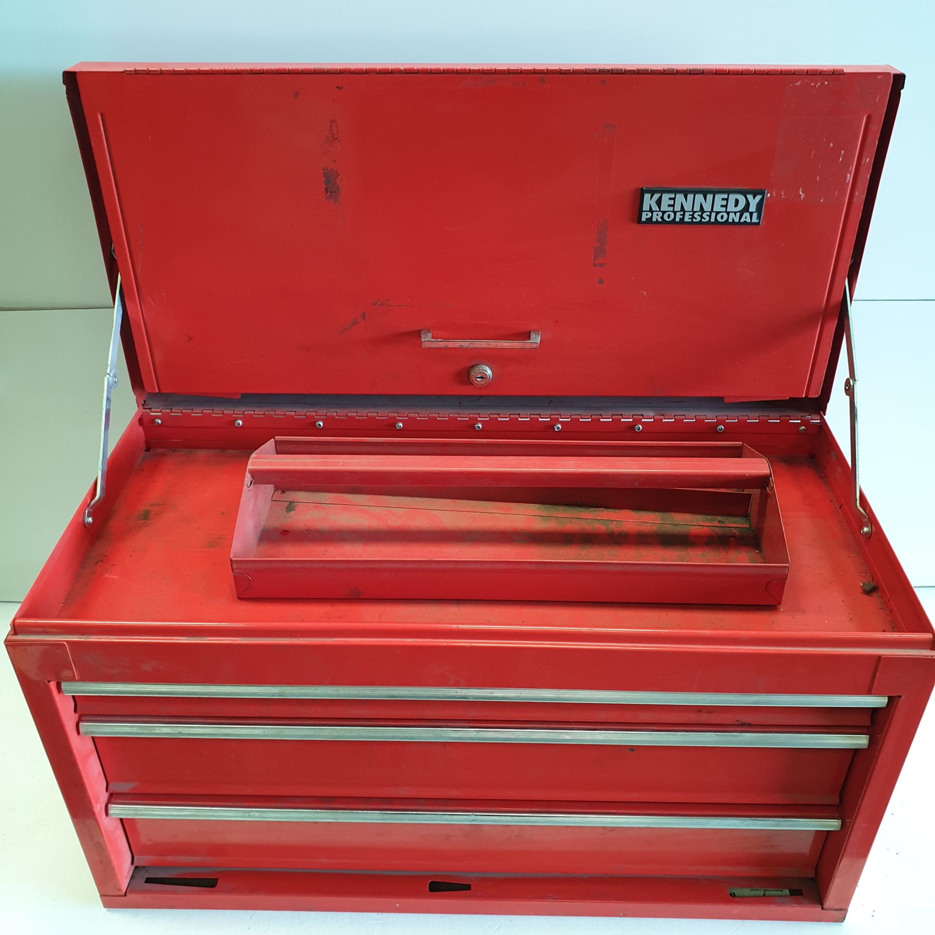 Kennedy Proffesional Steel Tool Box. Approx Dimentions 670mm x 330mm x 390mm High. - Image 4 of 7