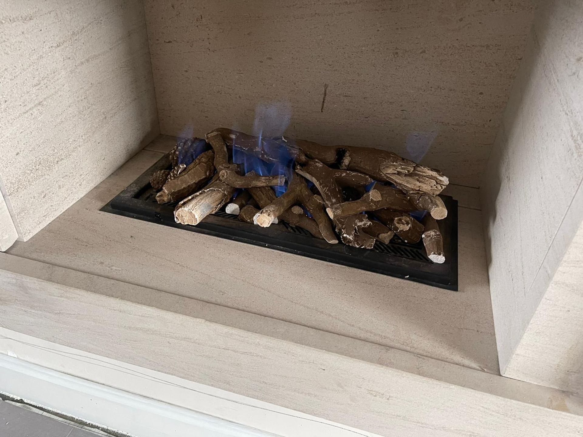 Legend Fires Remote Controlled Gas Fire in Solid Stone Fire Place. - Bild 6 aus 10