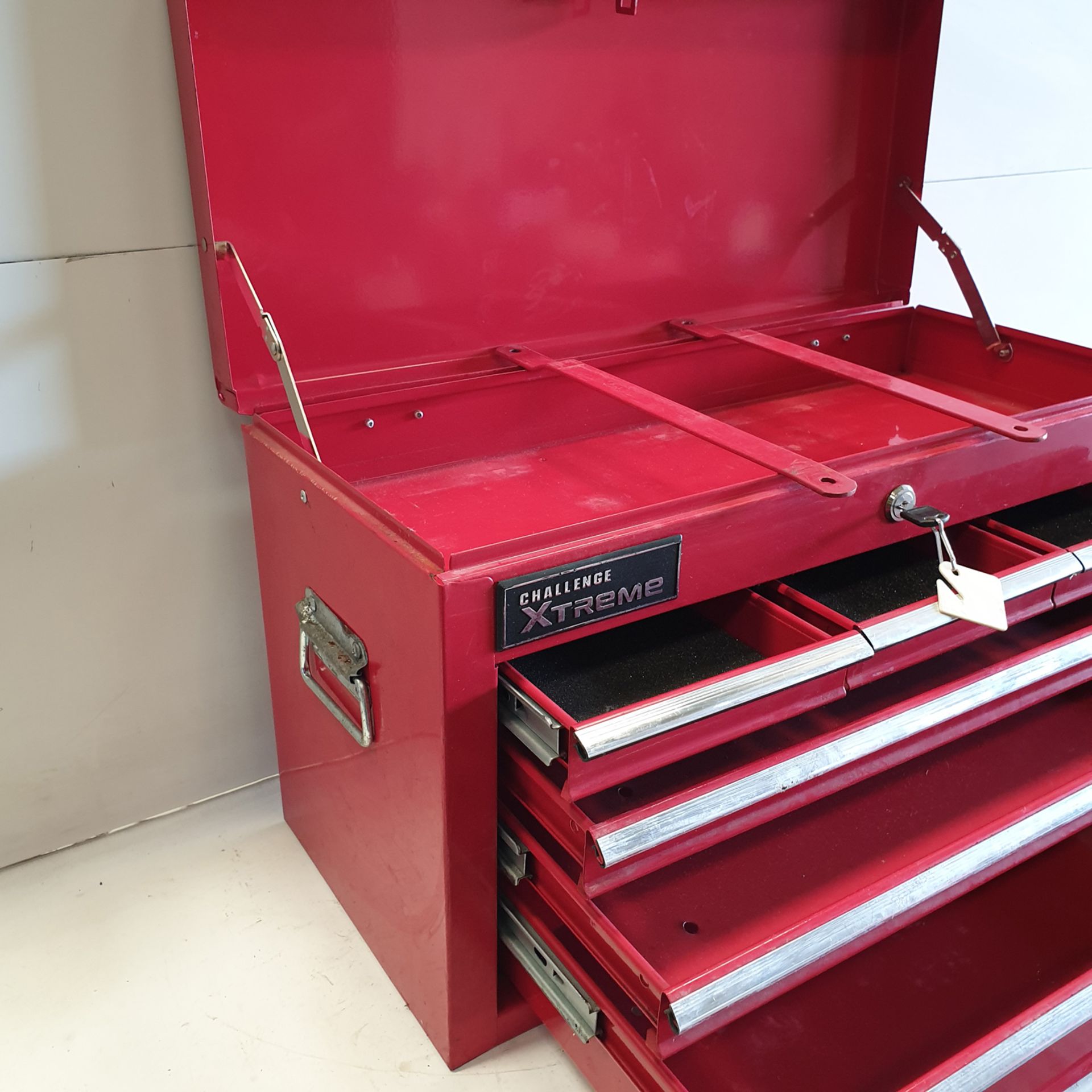 Challenge Xtreme Lockable Tool Box With Key. - Image 4 of 4