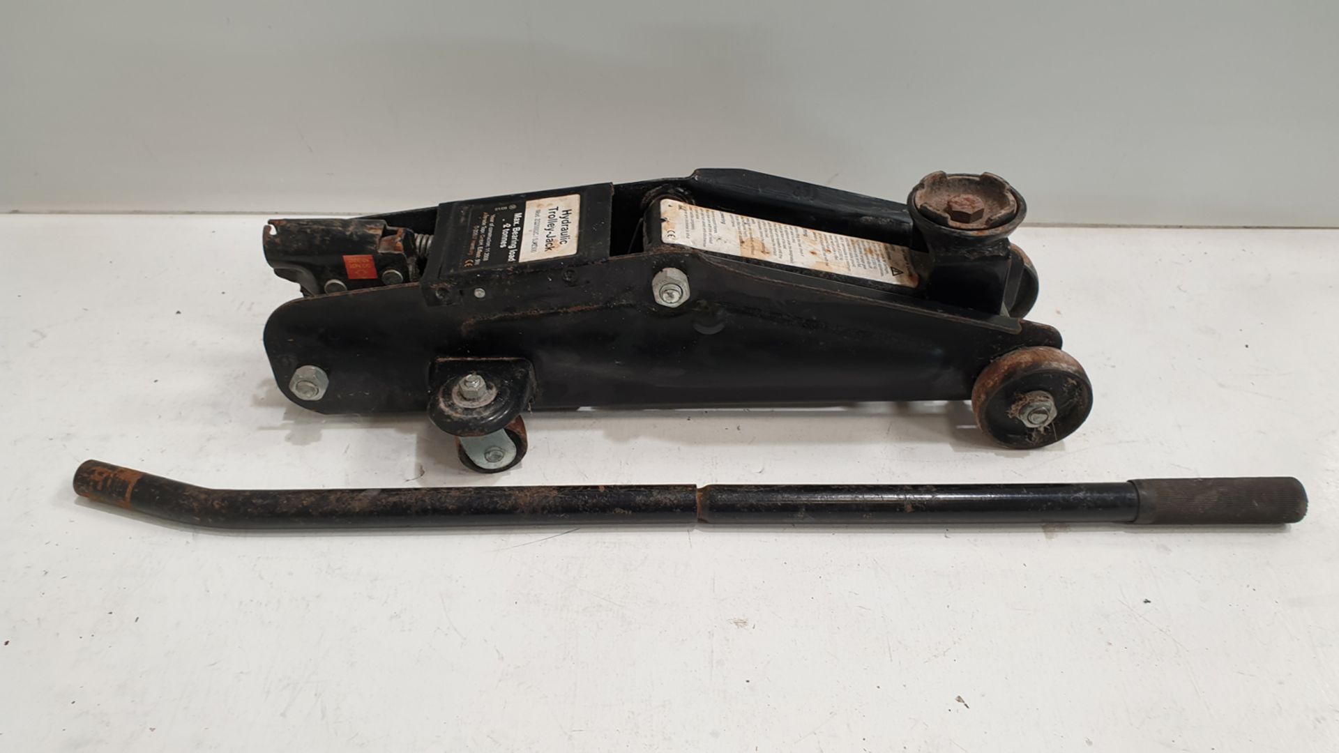 Hydraulic Trolley Jack. Model ZQ20002C / SJA2300. Max Bearing Load 2 Tonnes.