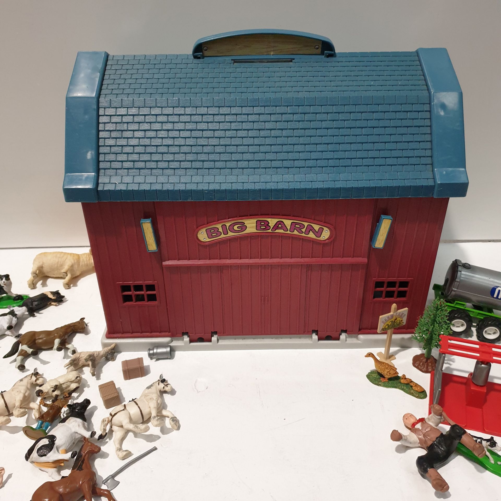 Big Barn Play Set with Figures as Lotted. - Image 4 of 4