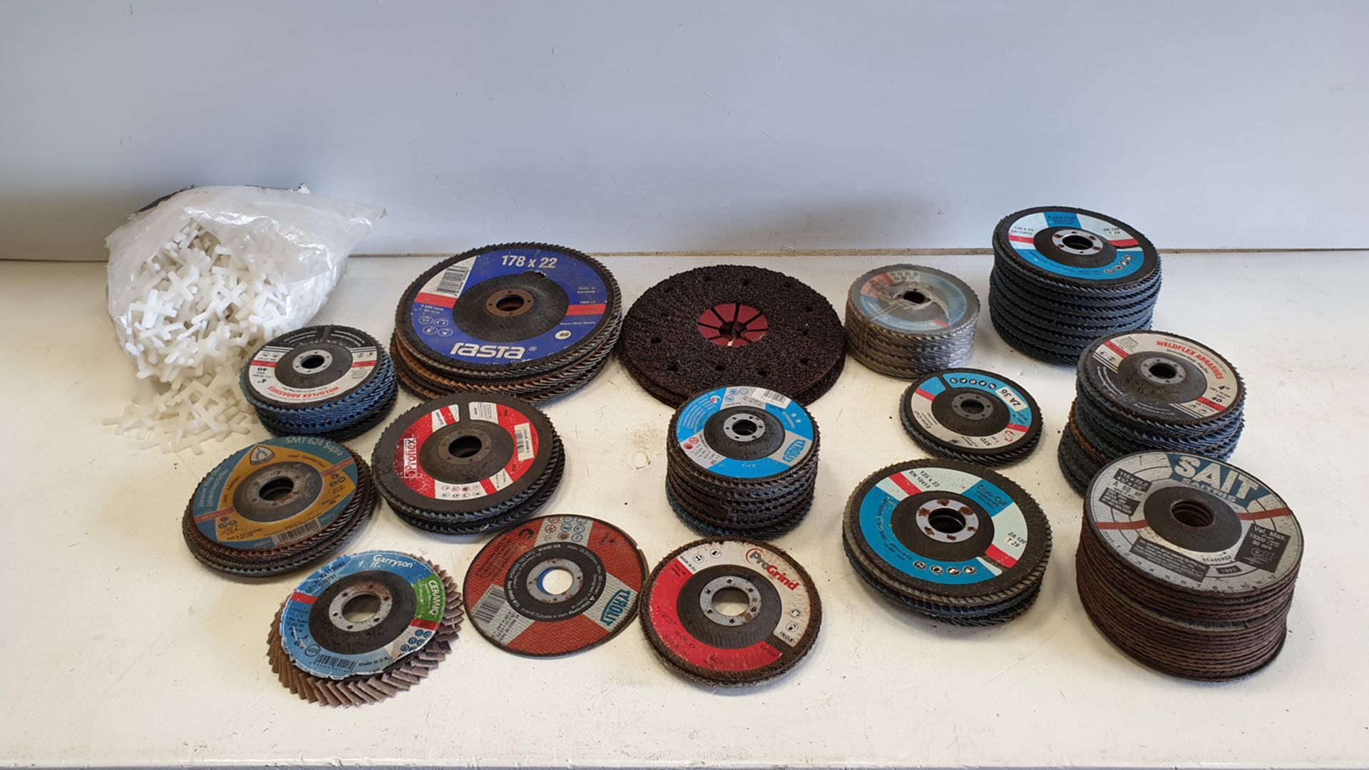 Quantity of Abbrasive Discs & Tile Spacers as Lotted.