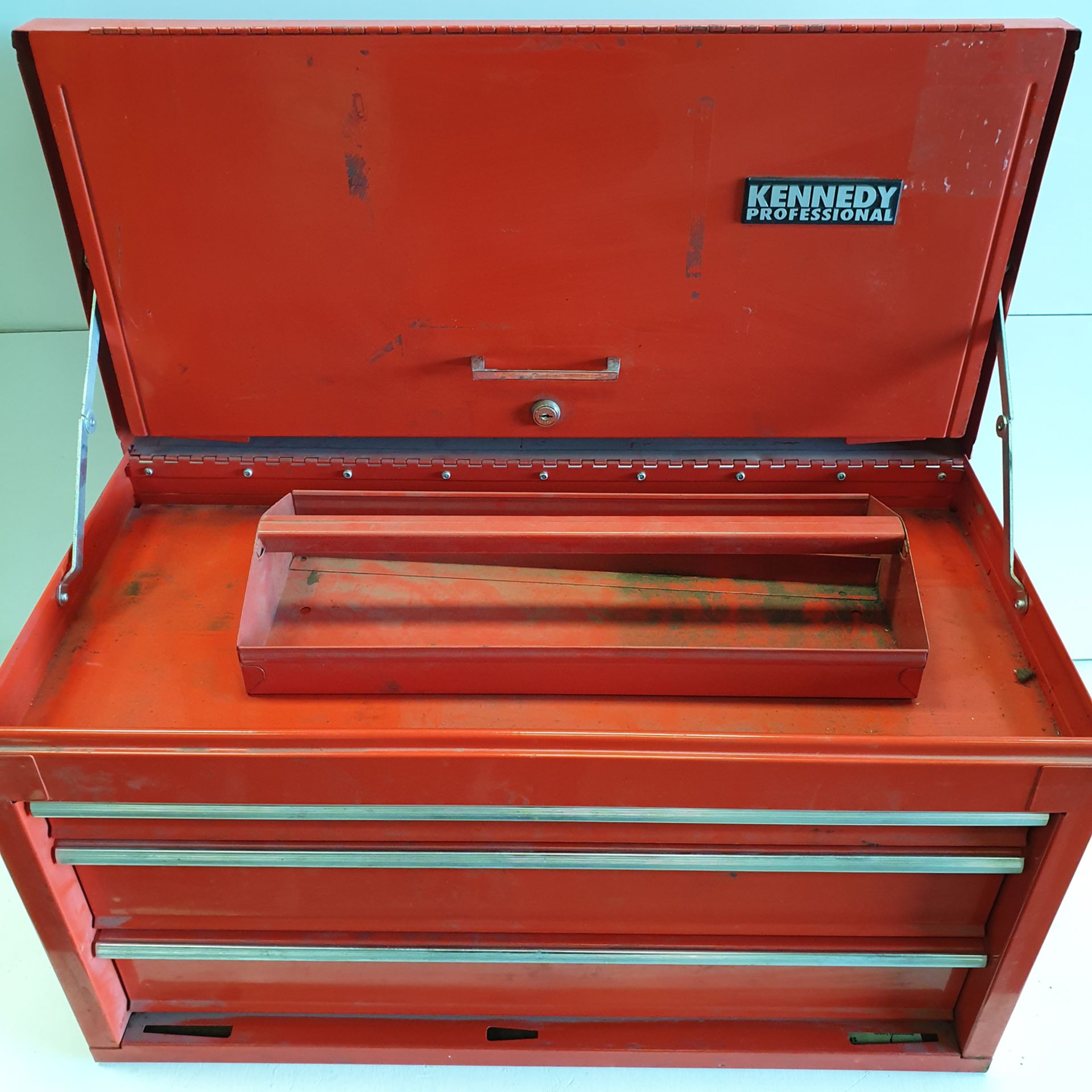 Kennedy Proffesional Steel Tool Box. Approx Dimentions 670mm x 330mm x 390mm High. - Image 3 of 7