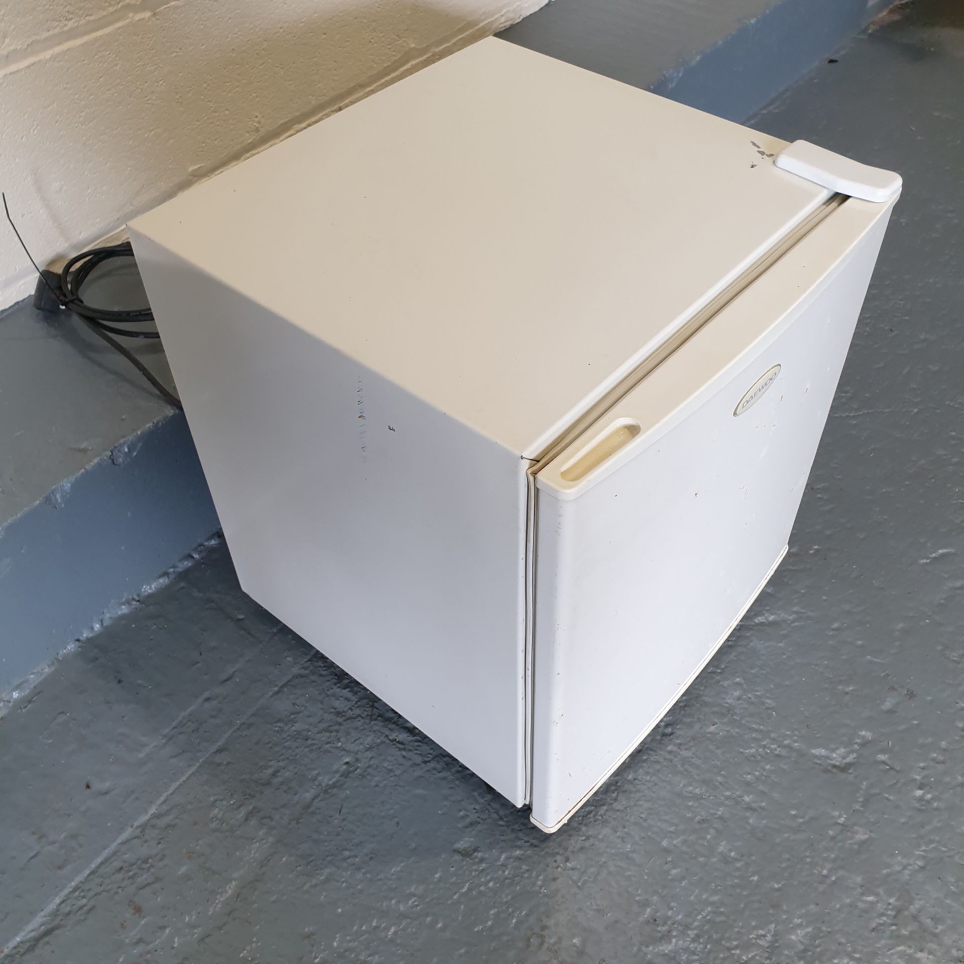 DAEWOO White Mini Fridge. Dimensions 440mm x 460mm x 500mm H. - Image 3 of 4