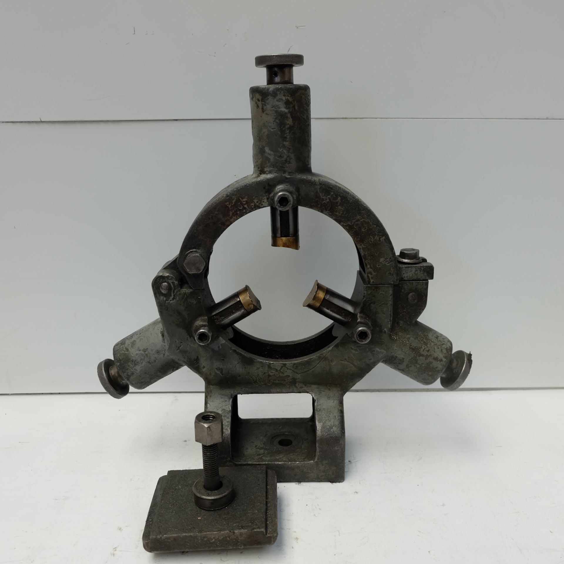 Fixed 3 Point Steady. Centre Height 8 3/4" Approx. Internal Diameter 7" Approx.