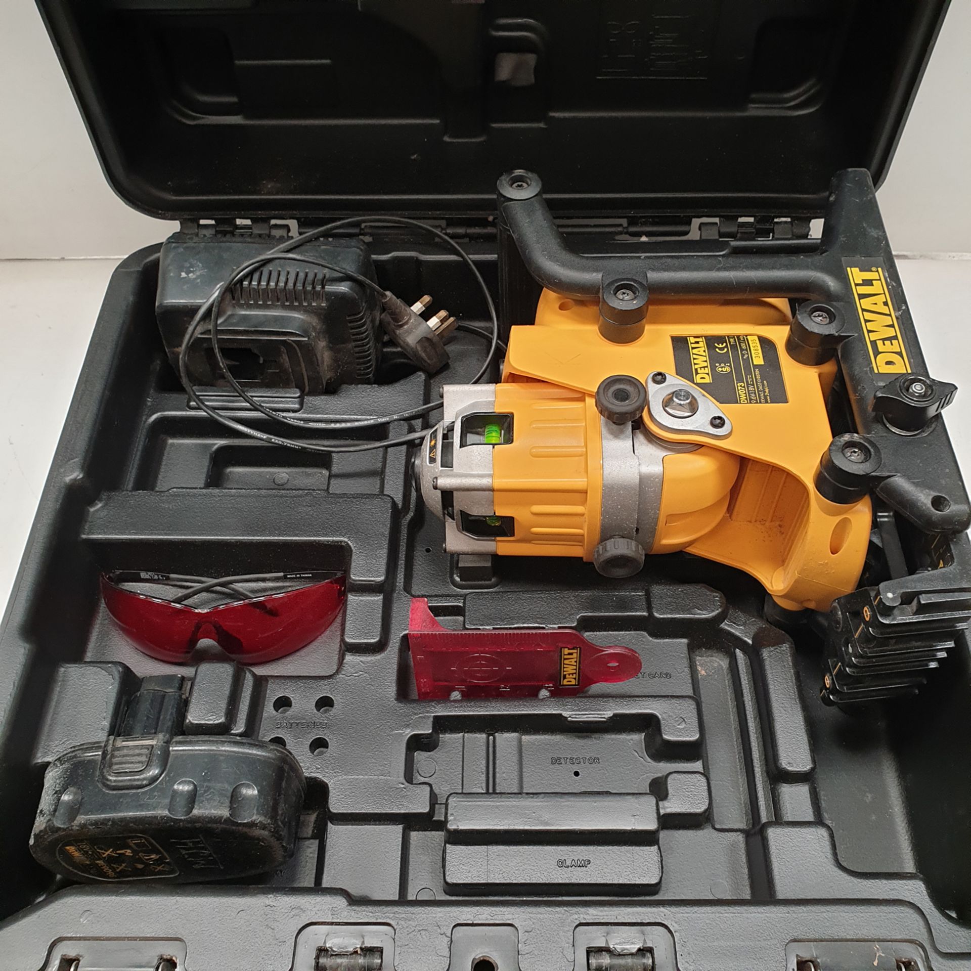 DeWALT Model DW073. Laser Level Kit with Battery & Charger. - Image 2 of 5