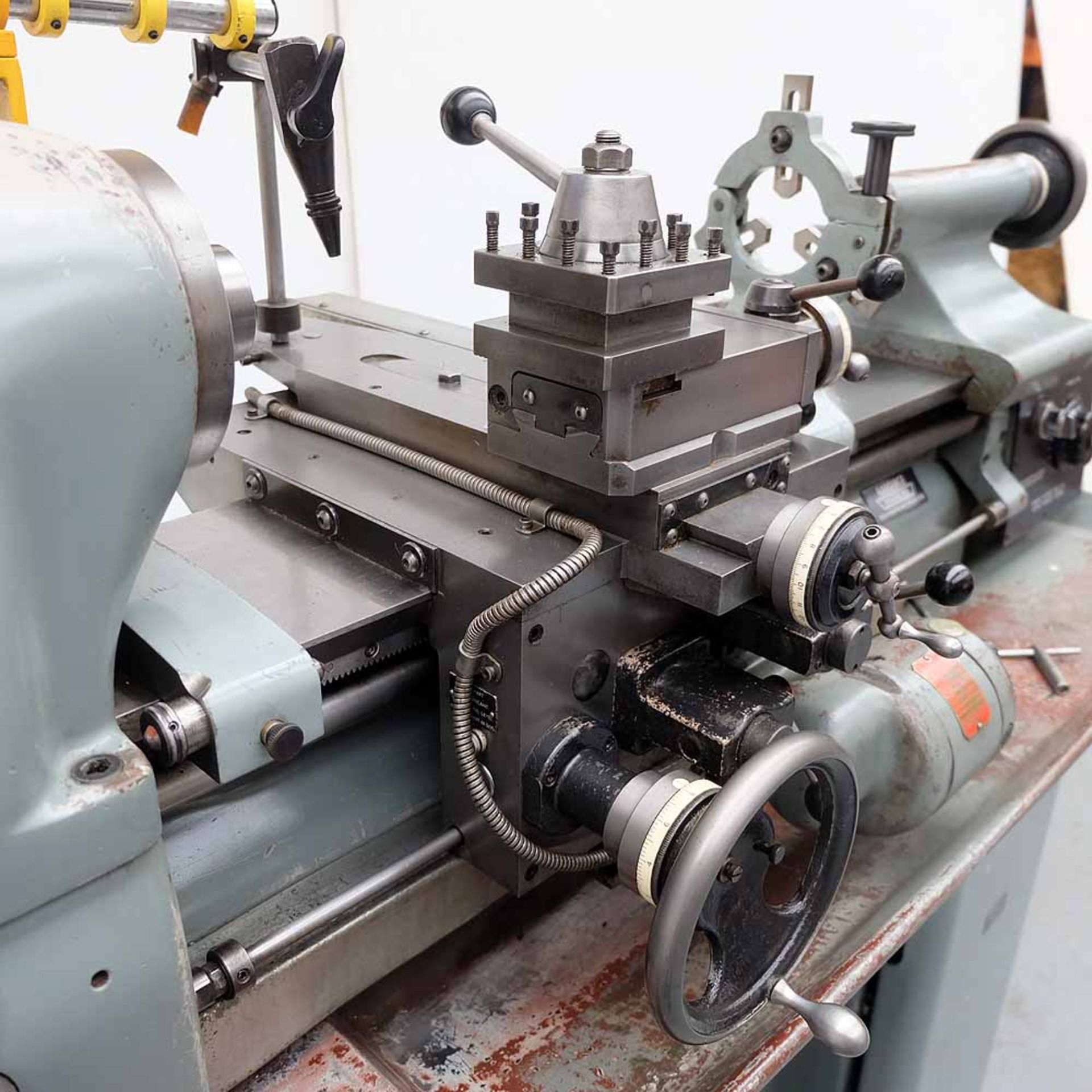 Hardinge HLV-H 10" Toolmakers Lathe. Swing Over Bed 11". Between Centres 18". - Image 3 of 15
