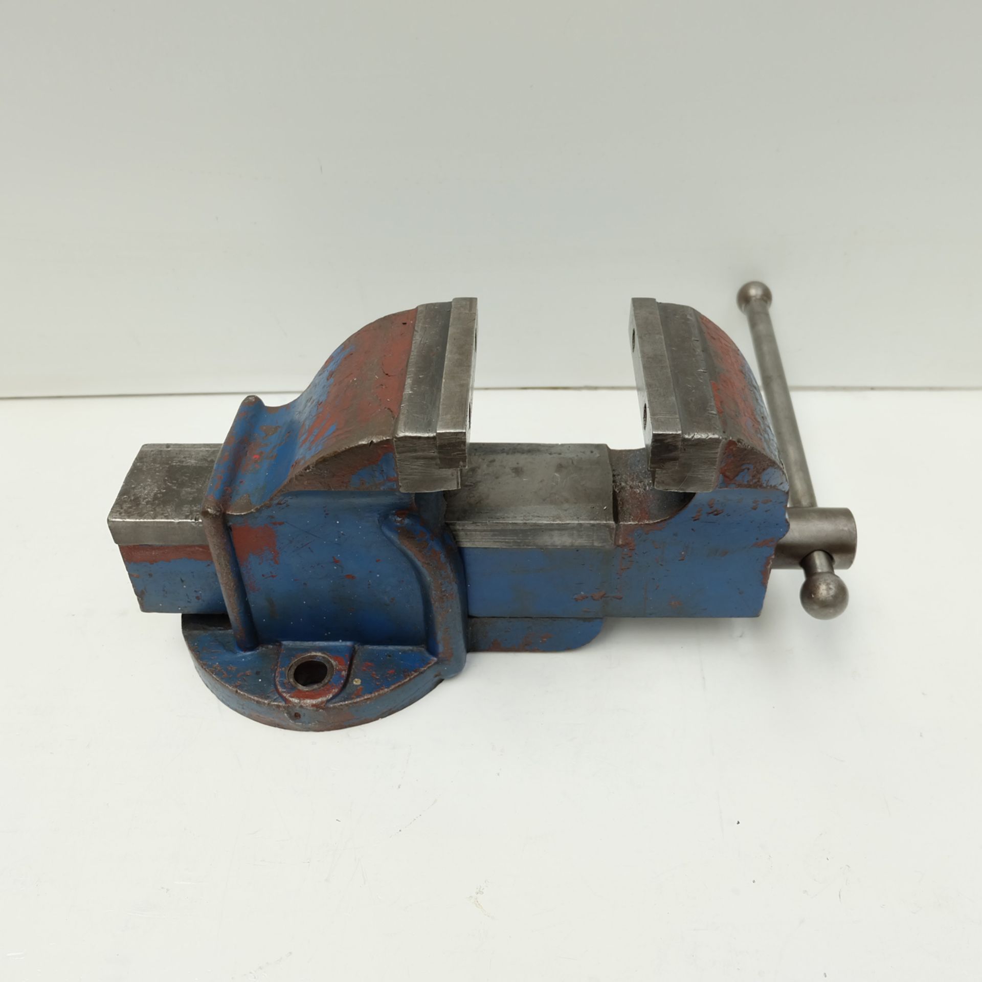 5" Bench Vice. Jaw Size 5". Max Opening 6 1/2". Jaw Height 3 1/4" Approx.