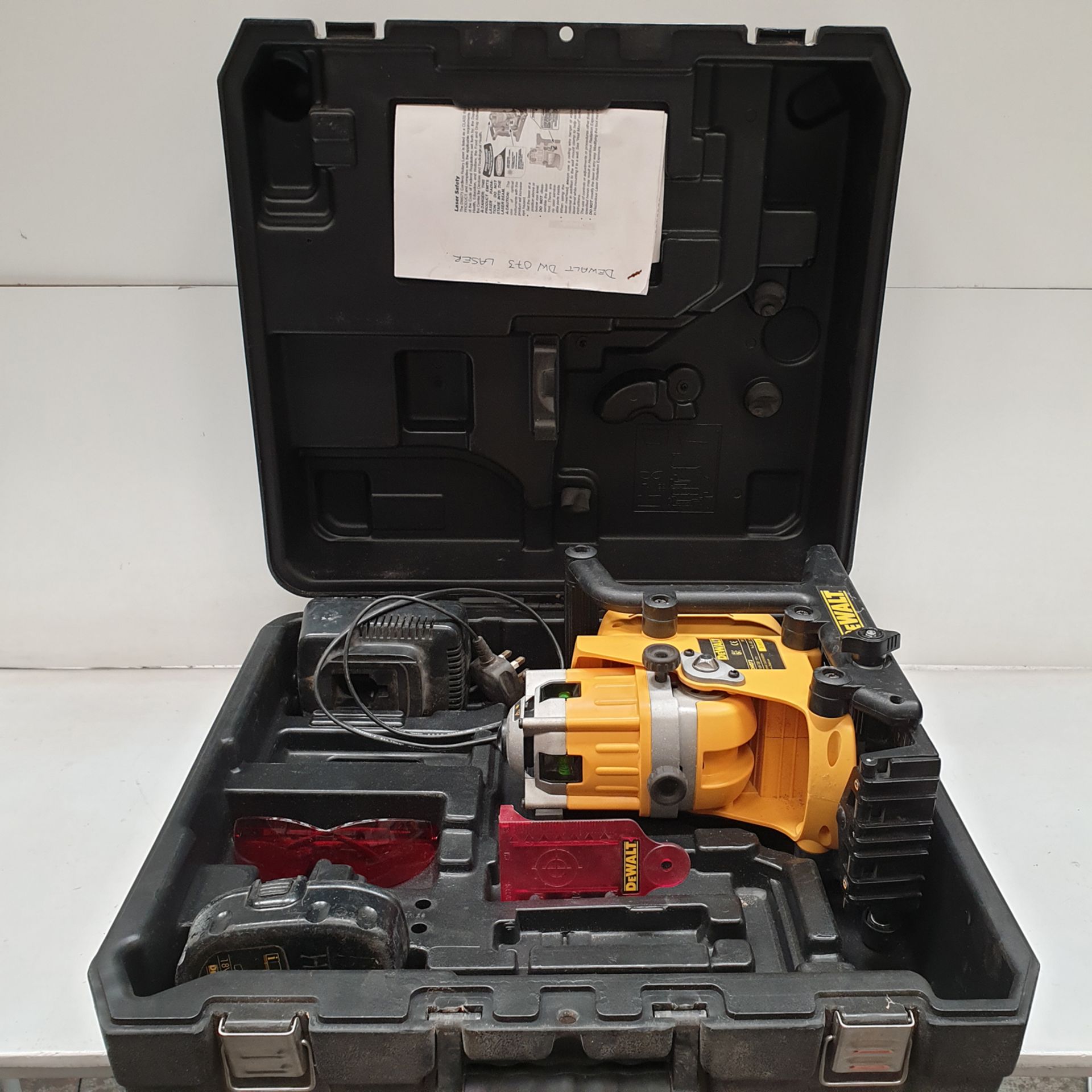DeWALT Model DW073. Laser Level Kit with Battery & Charger.