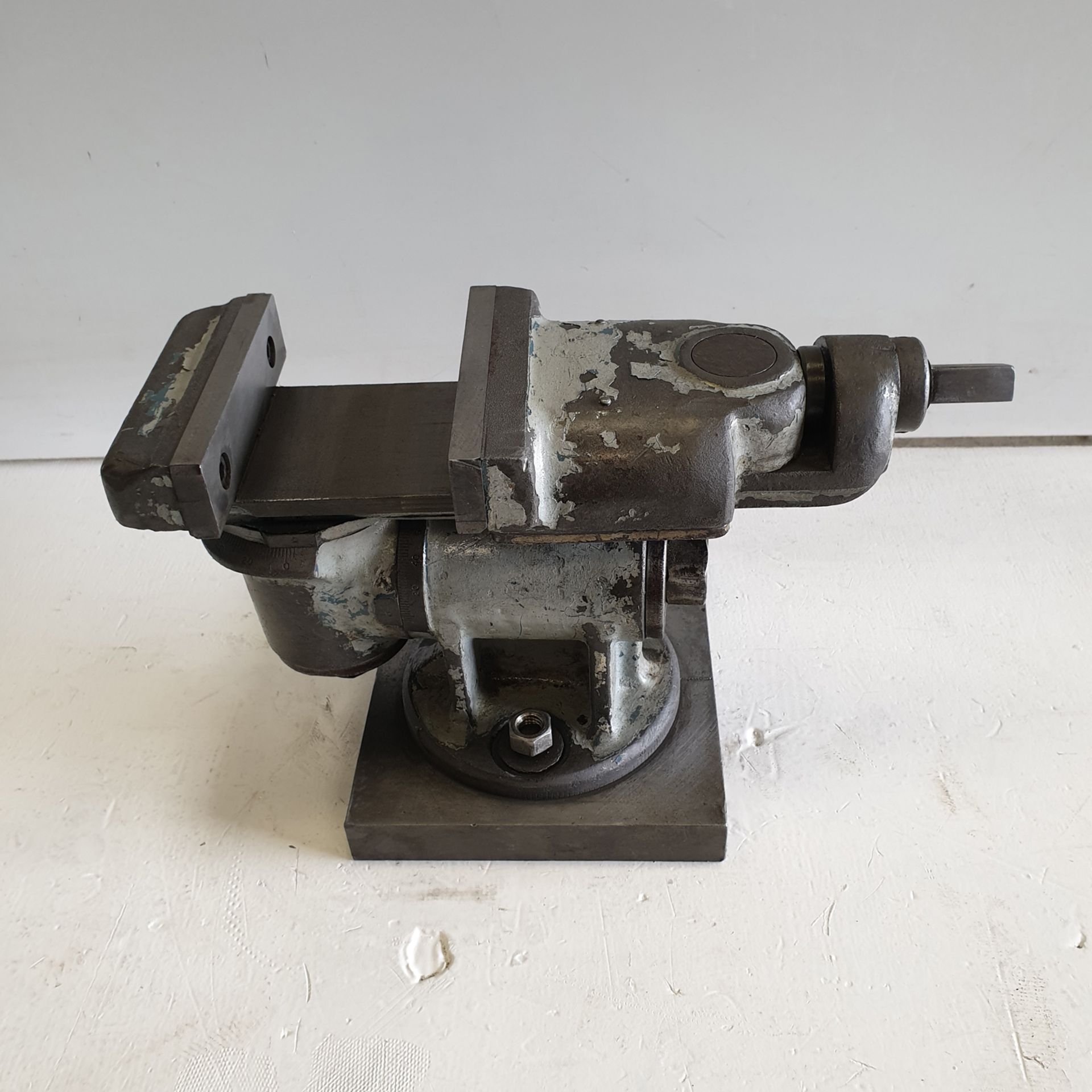 Swivelling Vice. Jaw Width 100mm. Max Opening 65mm.