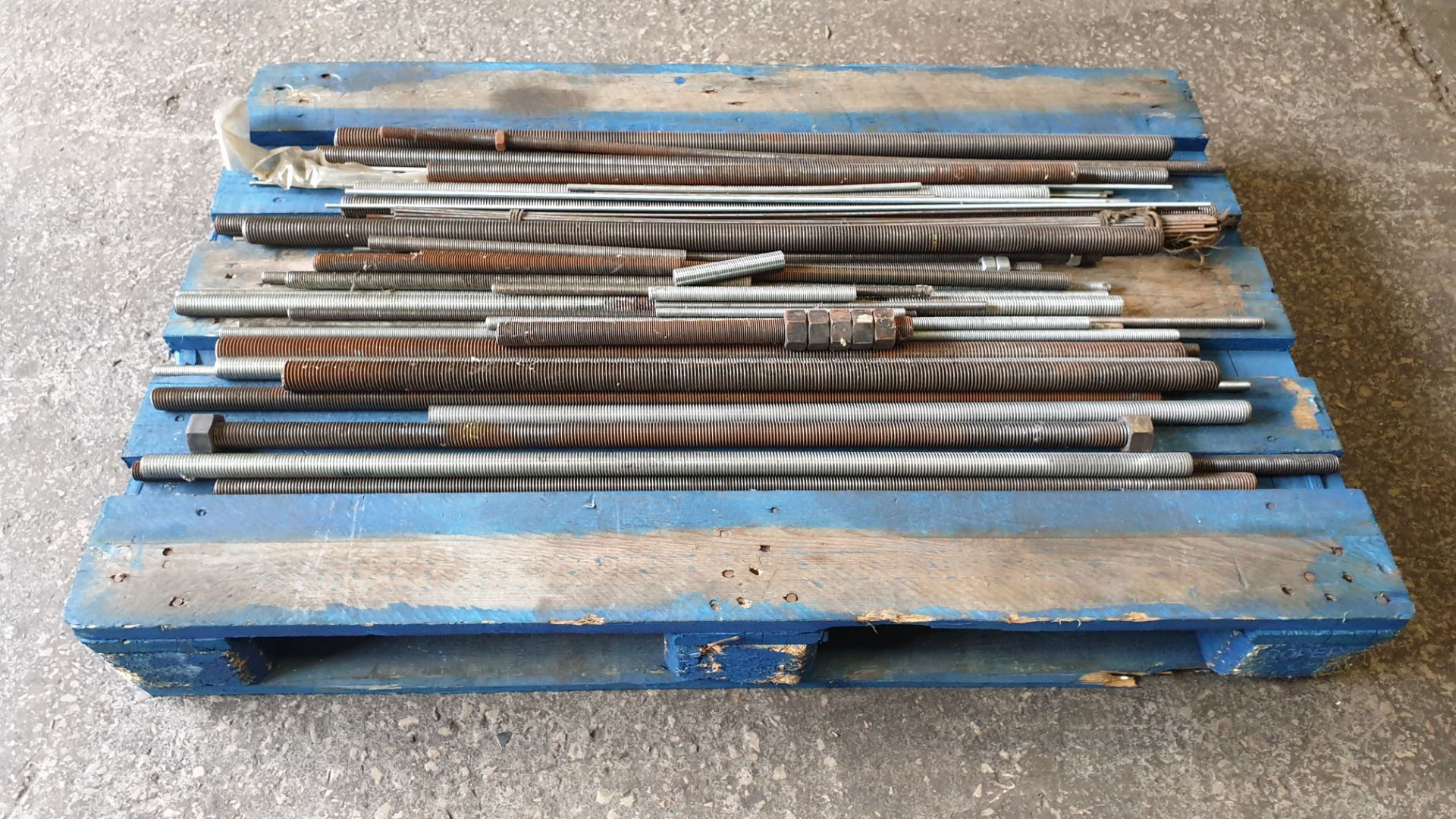Quantity of threaded bar as lotted. - Image 2 of 2