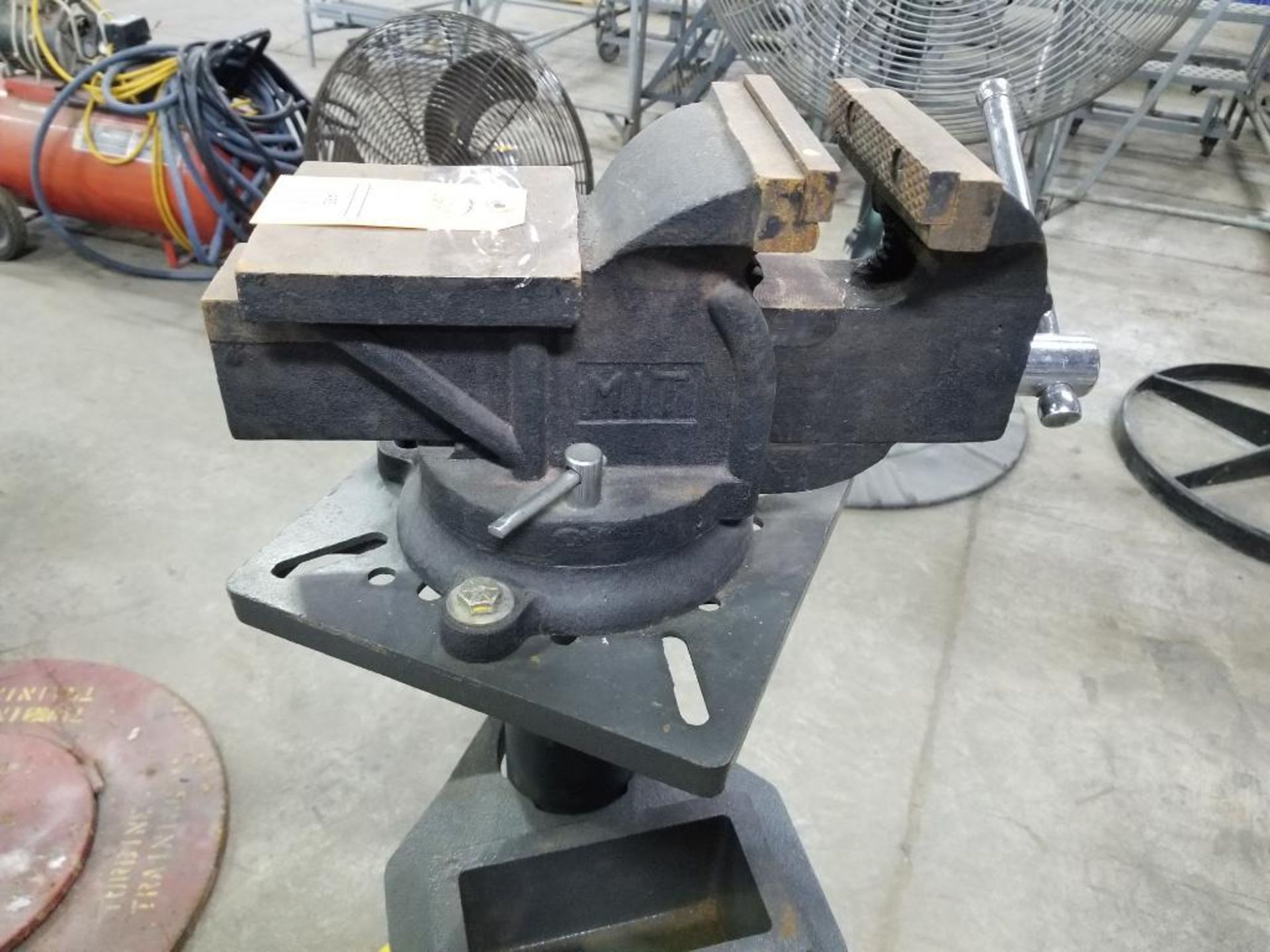 MIT table vise with stand. - Image 2 of 4
