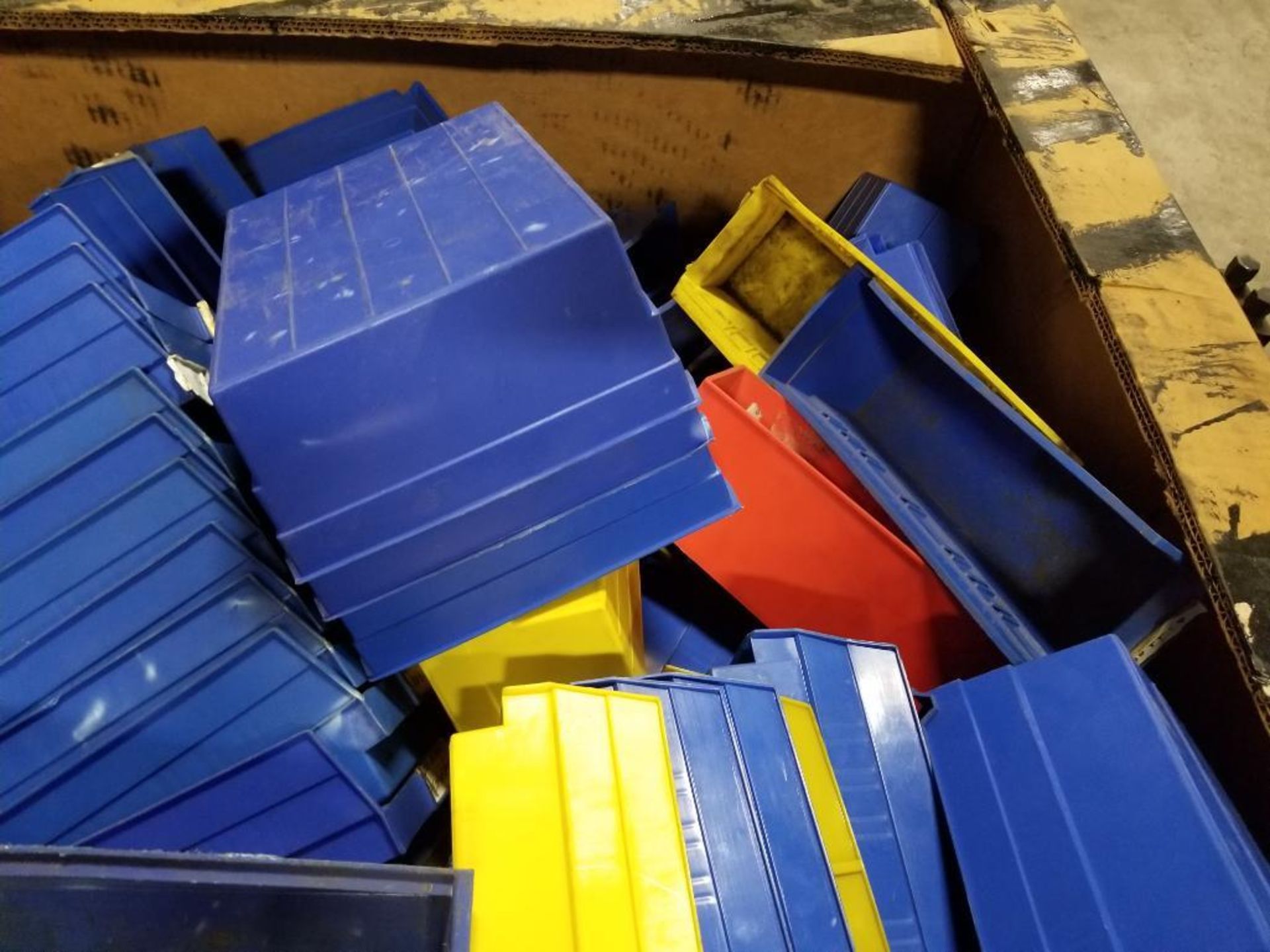 Gaylord of assorted plastic sorting bins. - Image 5 of 10