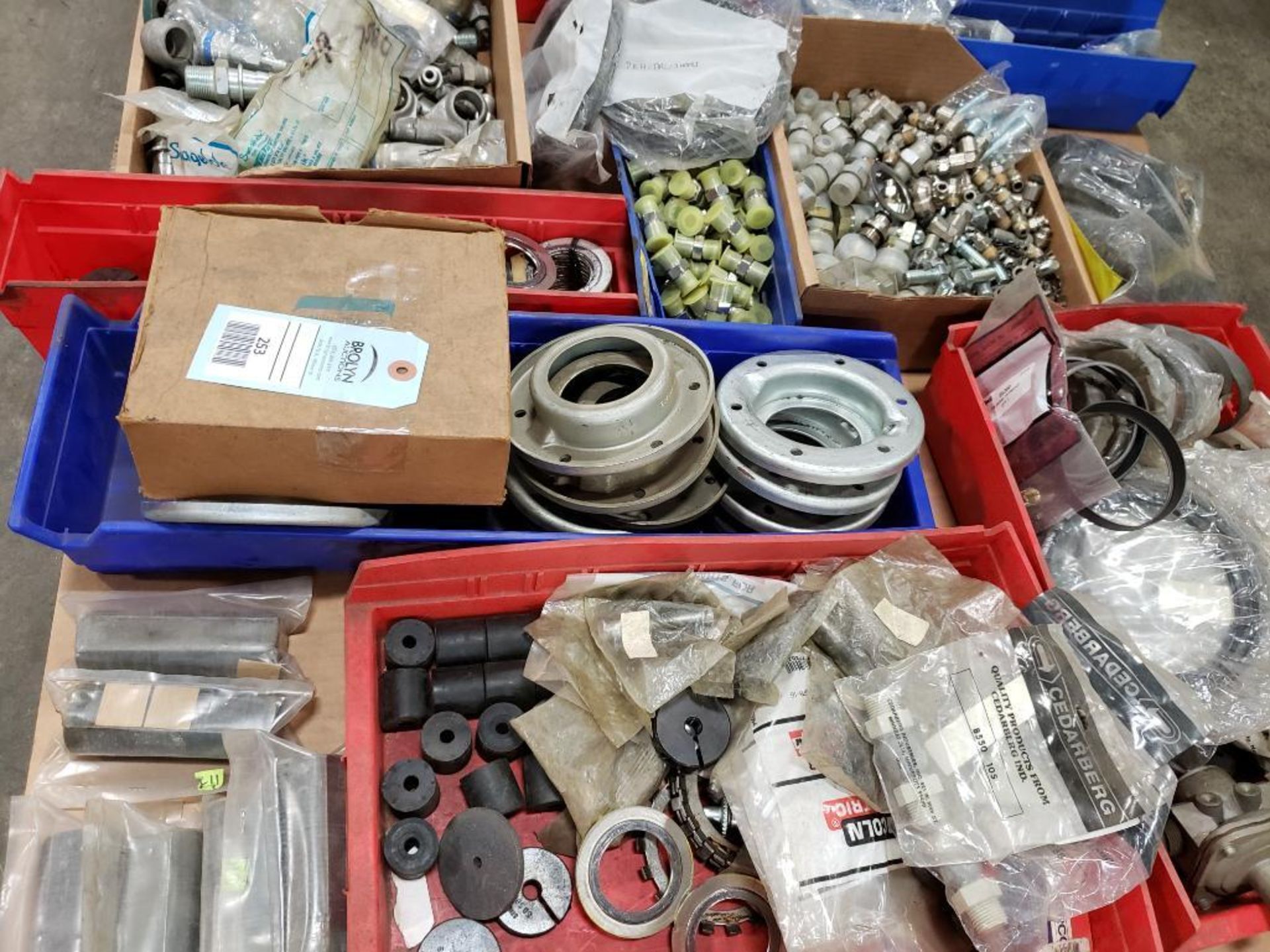 Pallet of assorted hardware. Rings, hubs, fittings. - Image 6 of 6