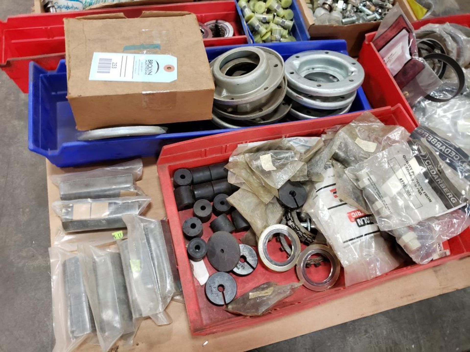 Pallet of assorted hardware. Rings, hubs, fittings. - Image 5 of 6