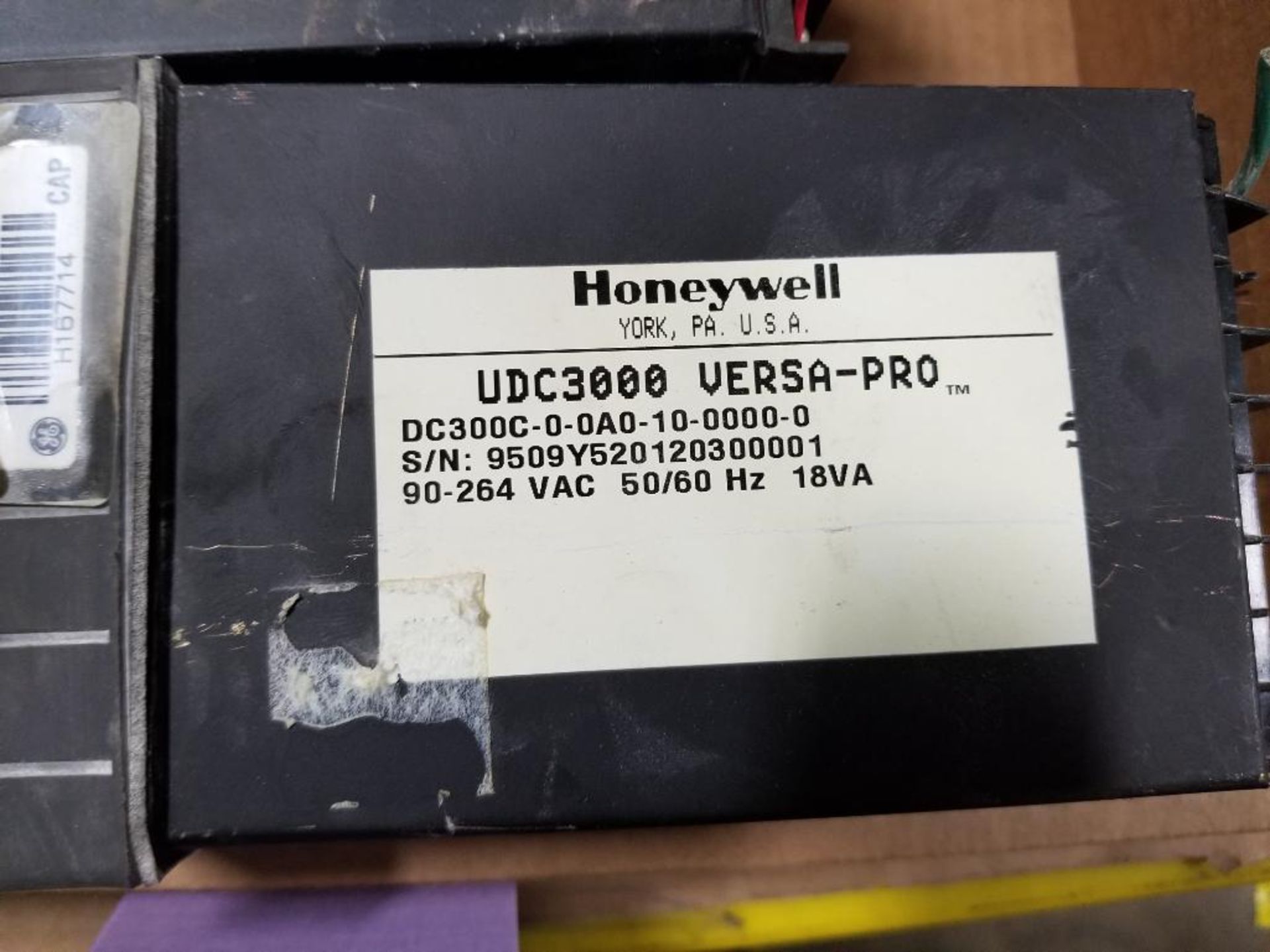 Qty 3 - Assorted Honeywell UD3000 Versa-Pro temperature controller. - Image 4 of 7