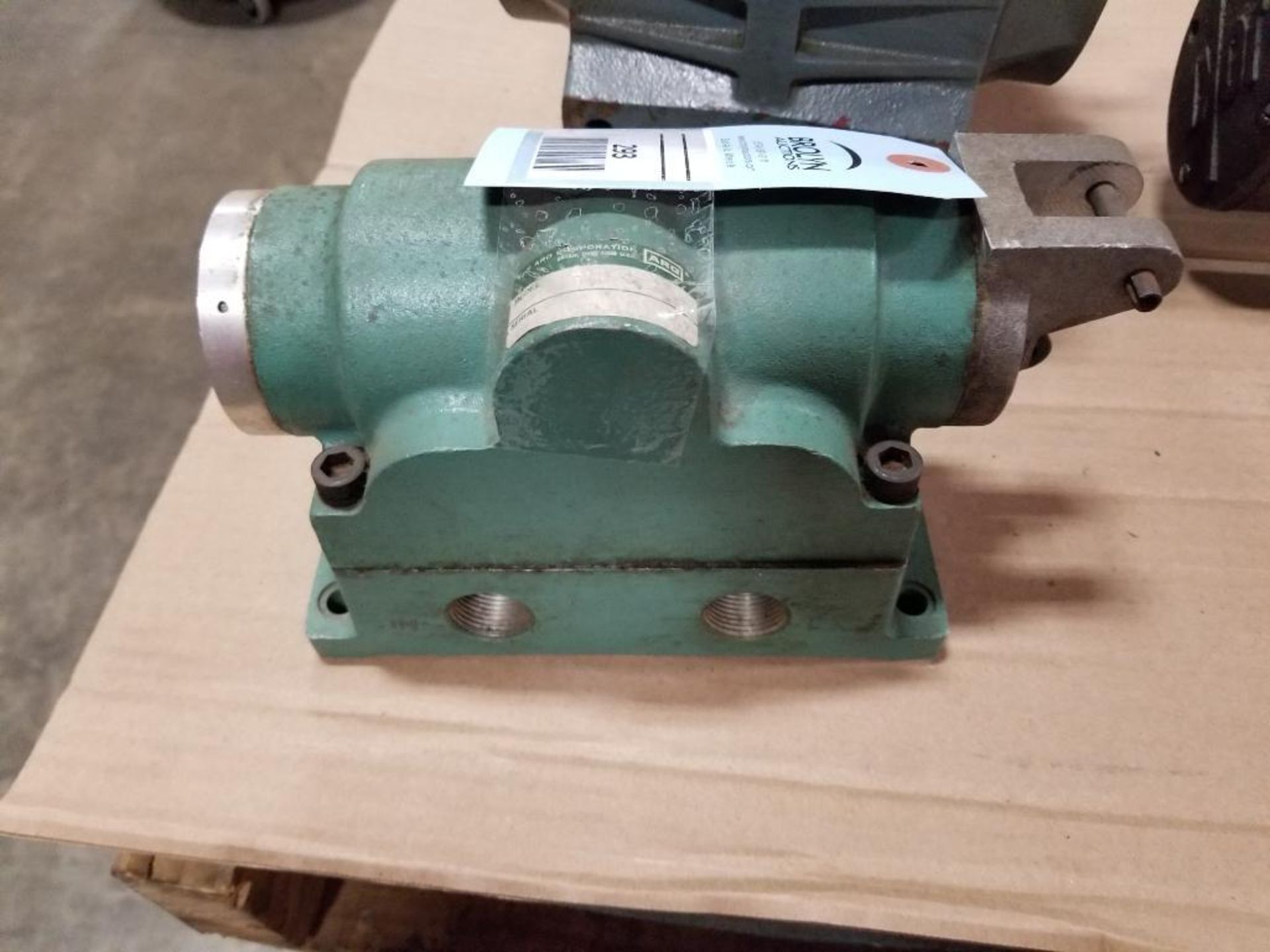 The ARO Company 5343-60-6 hydraulic valve.
