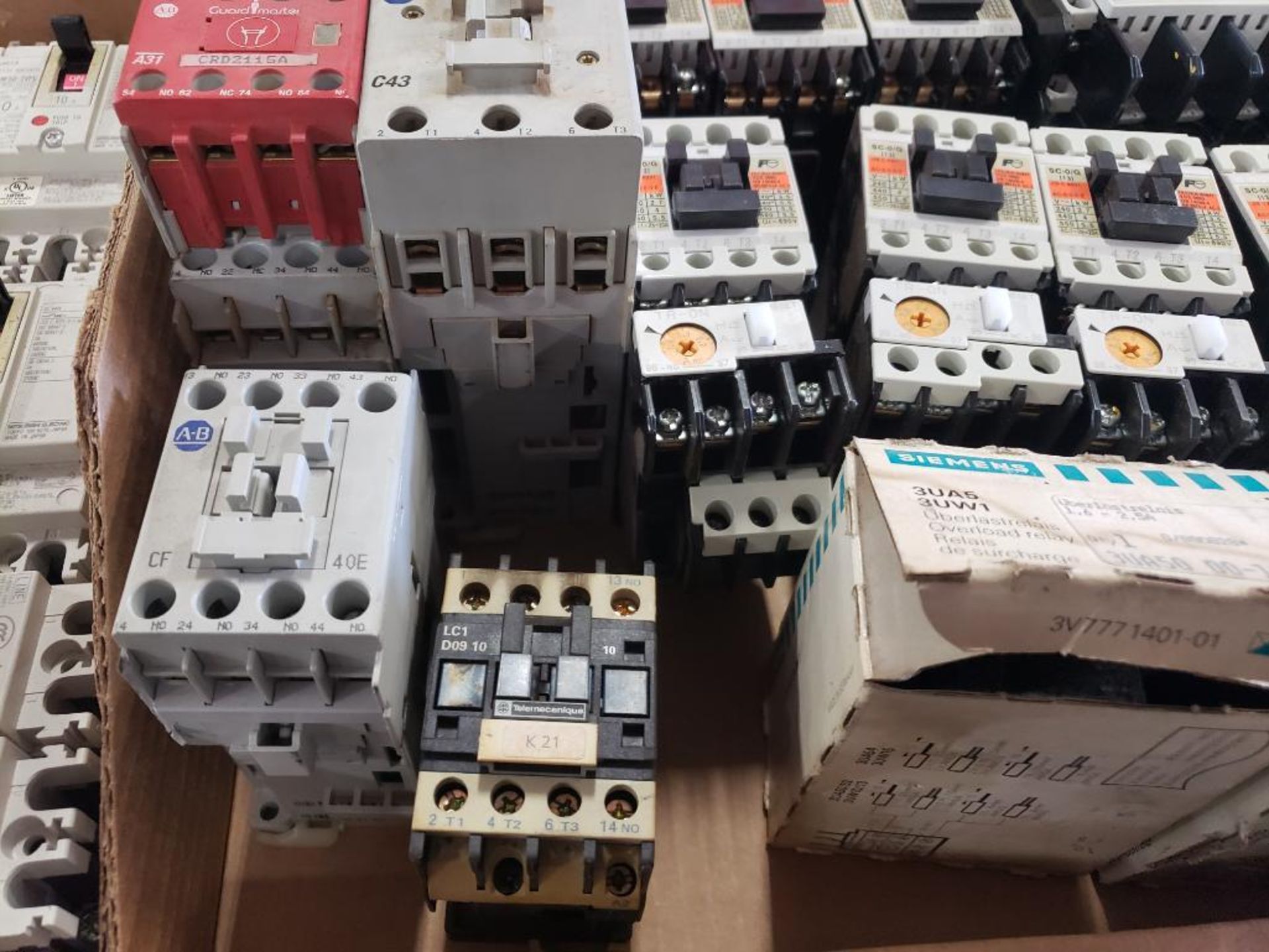 Assorted electrical contactors. Allen Bradley, Siemens, Telemecanique. - Image 4 of 5