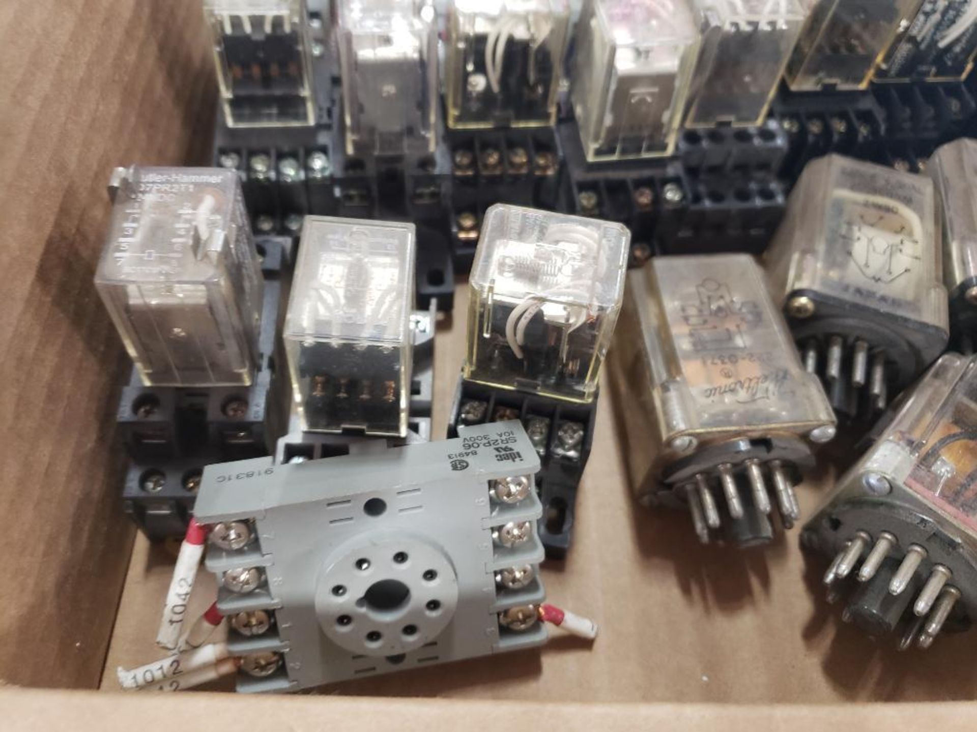 Assorted electrical relay and holders. Allen Bradley, Omron. - Image 5 of 5