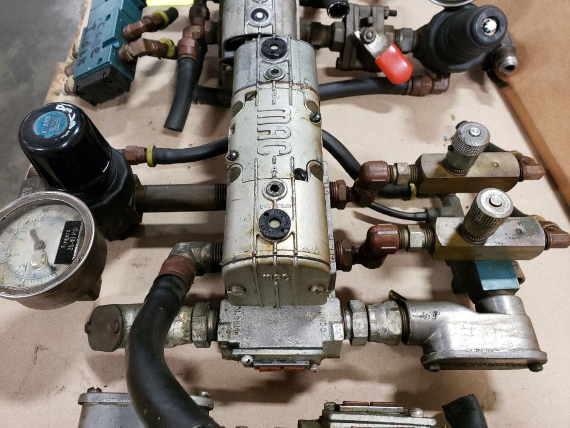 Assorted flow control valves, regulator, filters, gauges. Mac Valves, Numatics. - Image 6 of 10