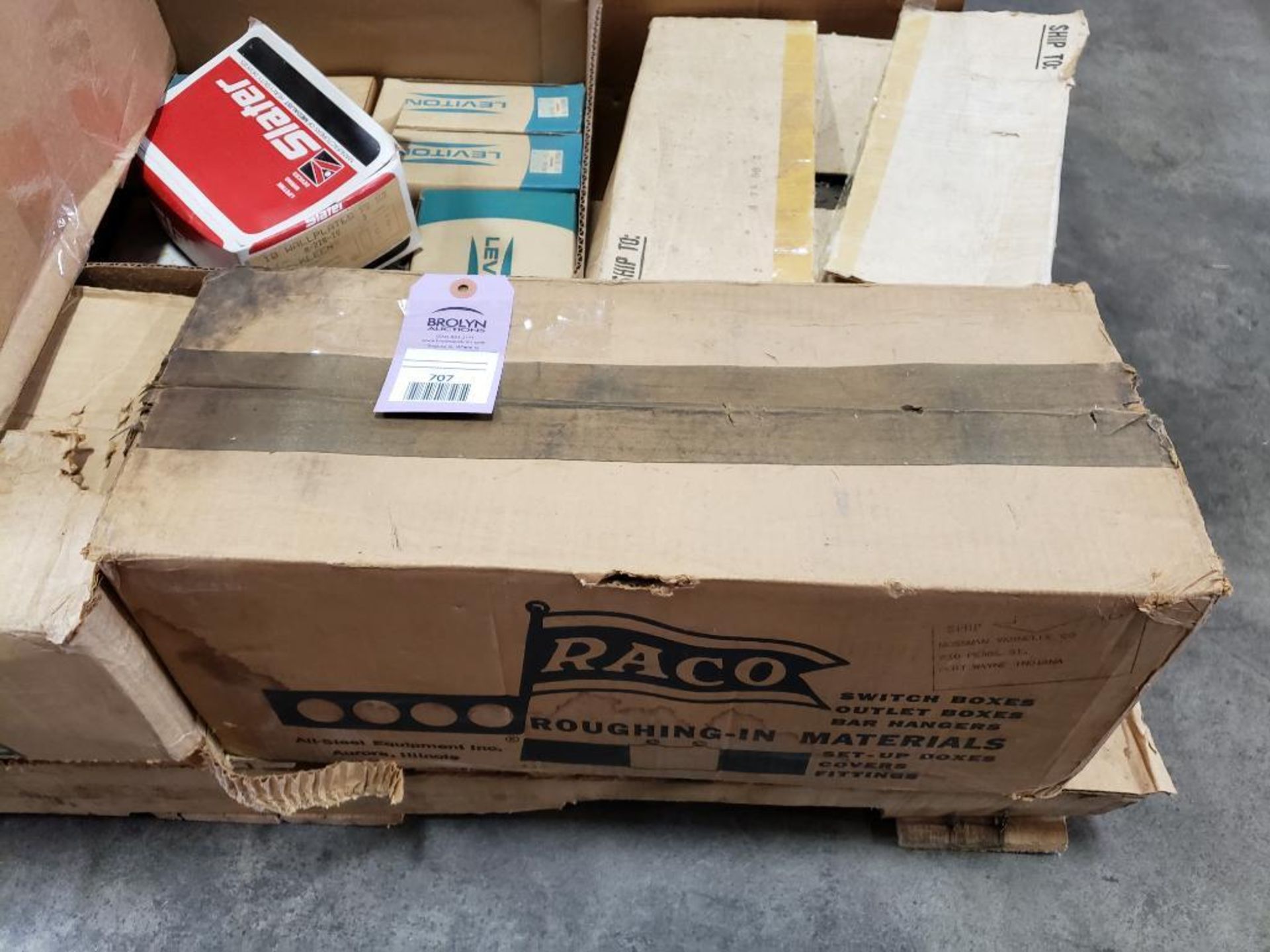 1/2 pallet of assorted electrical hardware and construction equipment. - Image 3 of 8