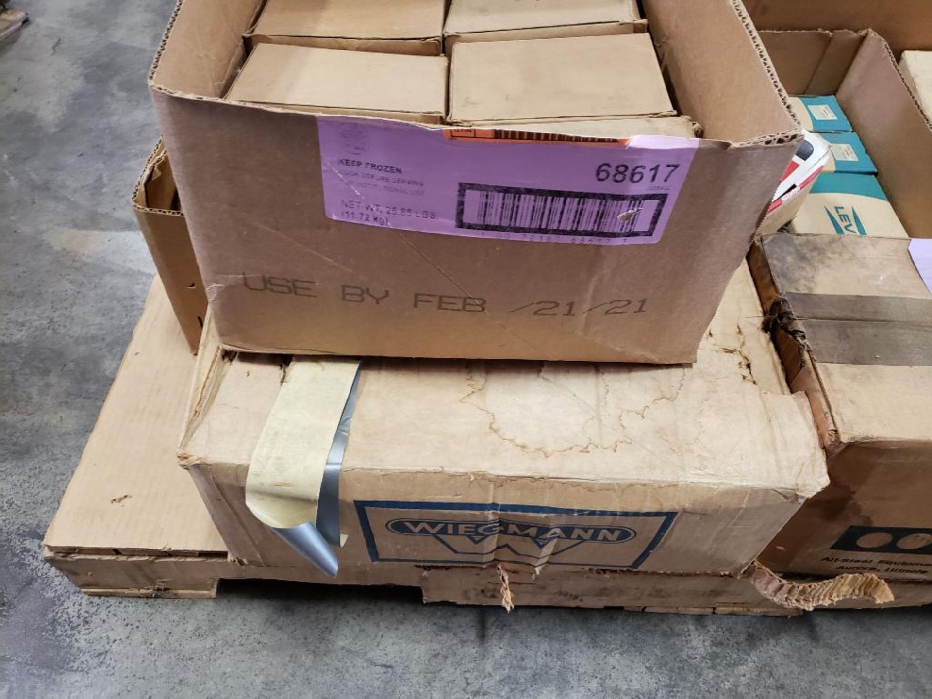 1/2 pallet of assorted electrical hardware and construction equipment. - Image 2 of 8