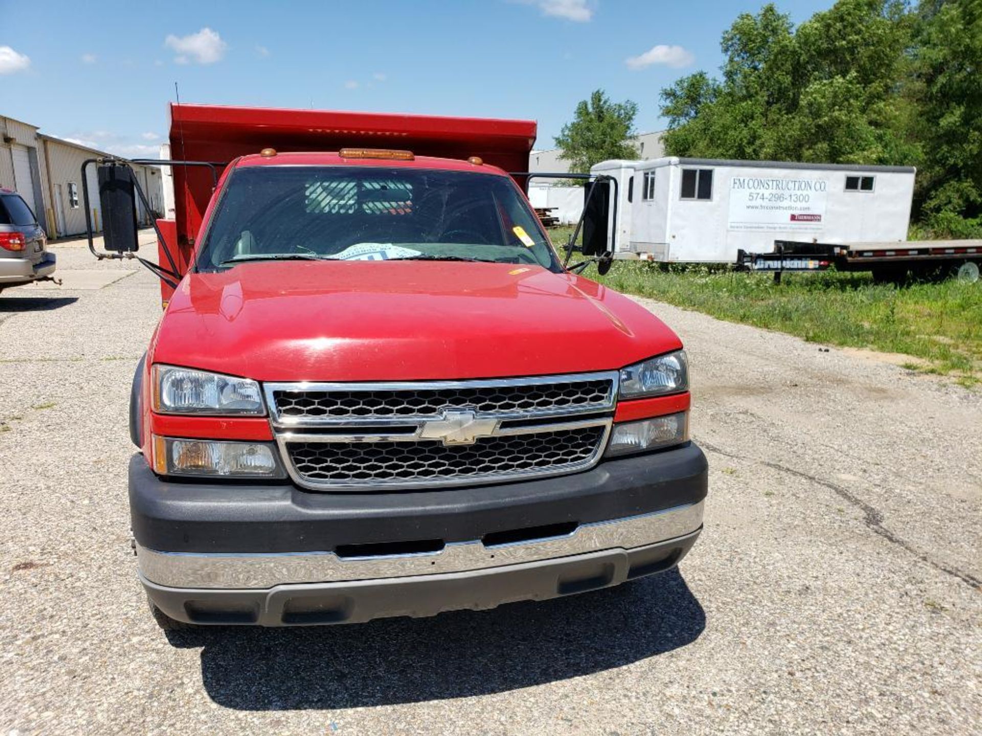 2005 Chevrolet C3500 8ft dump truck. 6.0 gas engine. VIN #: 1GBJC34U05E112256 - Image 3 of 58