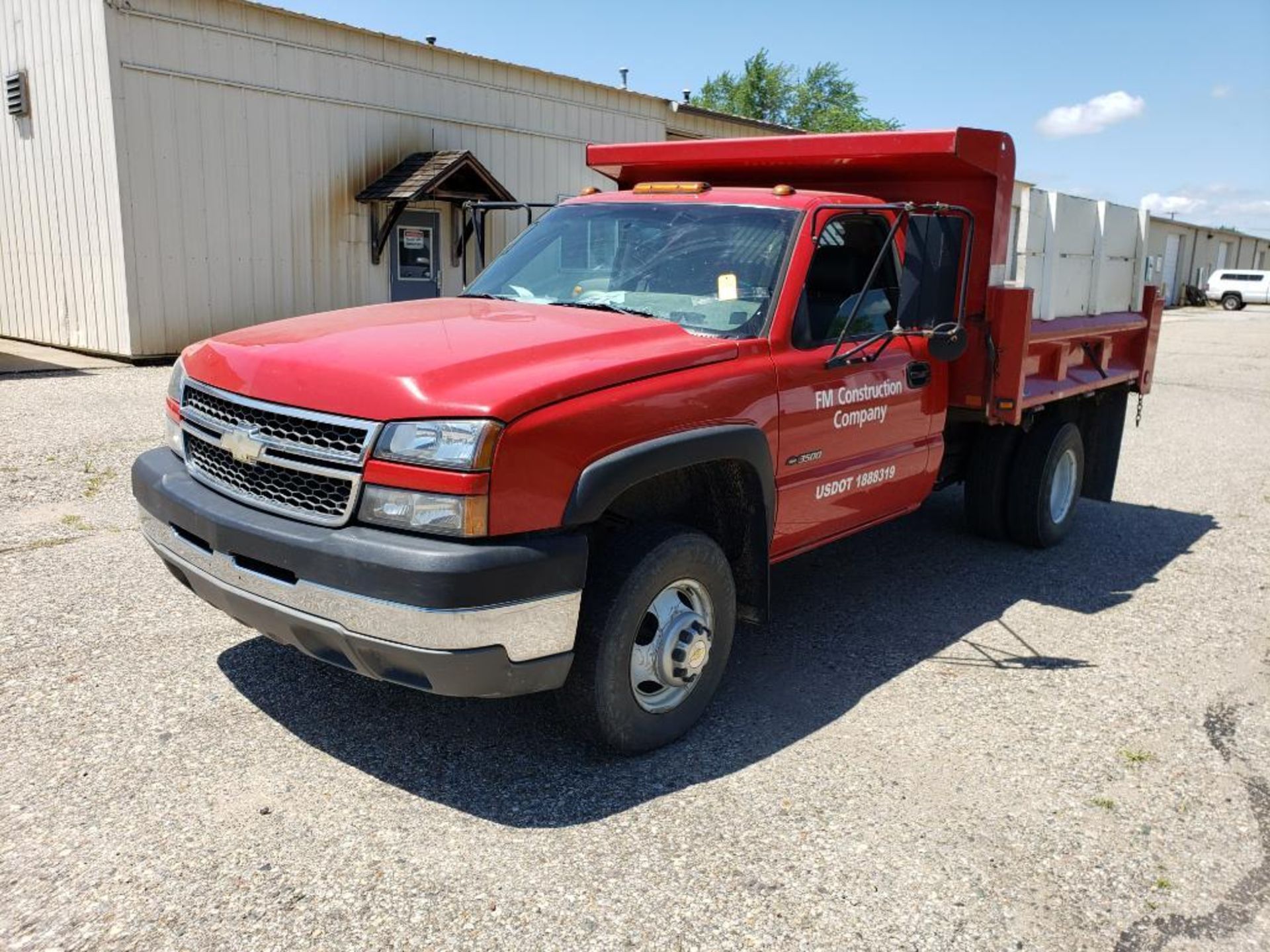 2005 Chevrolet C3500 8ft dump truck. 6.0 gas engine. VIN #: 1GBJC34U05E112256 - Image 2 of 58