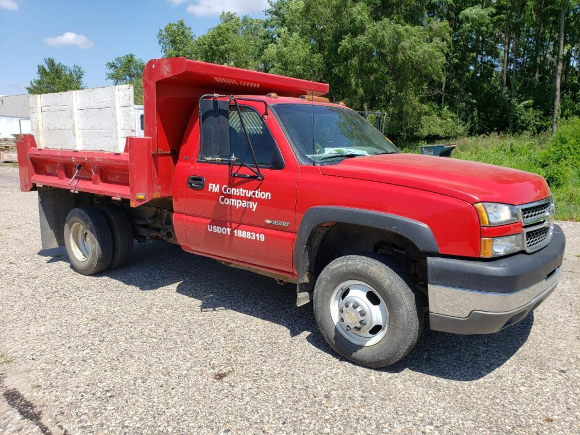 2005 Chevrolet C3500 8ft dump truck. 6.0 gas engine. VIN #: 1GBJC34U05E112256 - Image 5 of 58