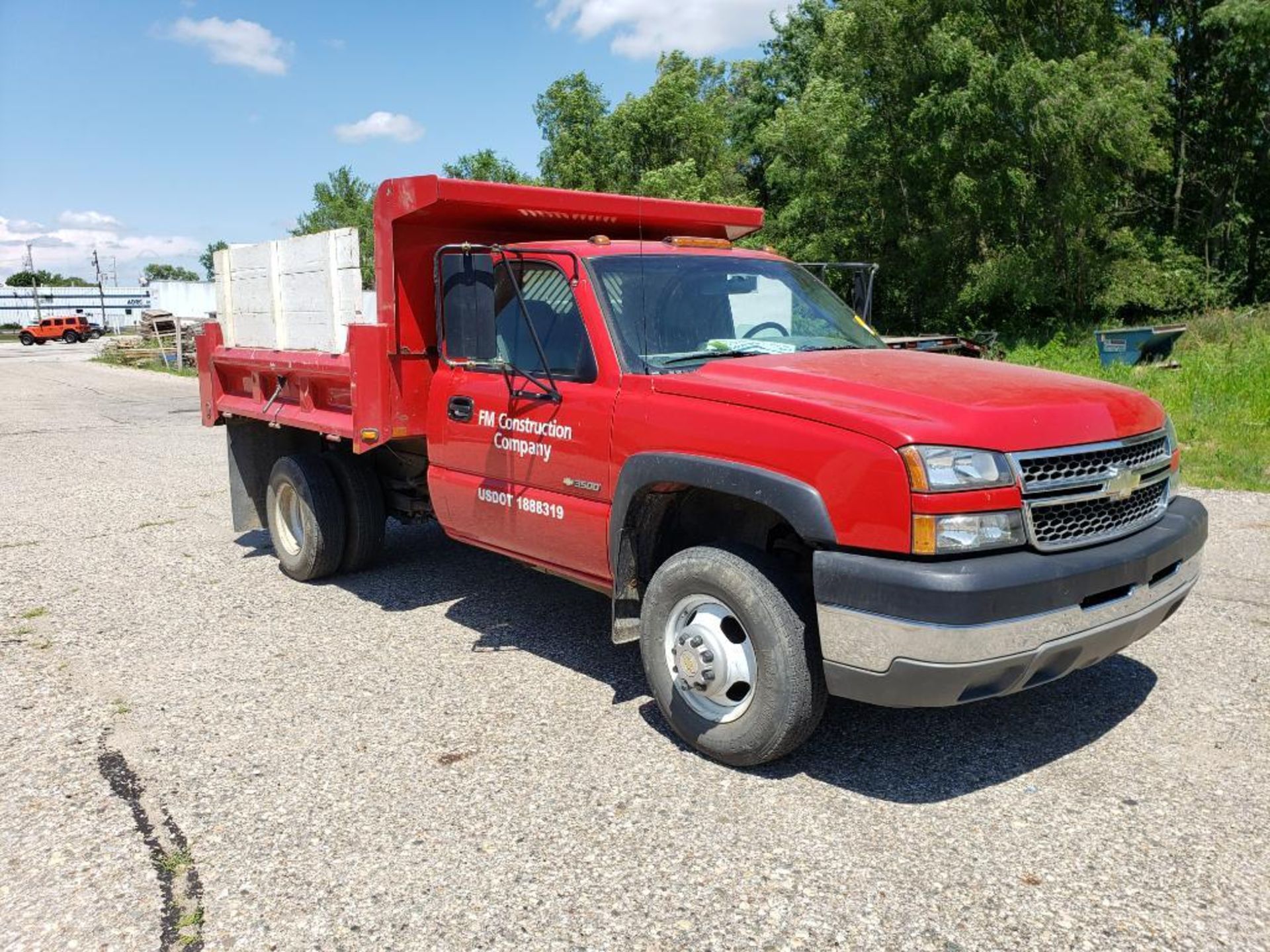 2005 Chevrolet C3500 8ft dump truck. 6.0 gas engine. VIN #: 1GBJC34U05E112256 - Image 4 of 58