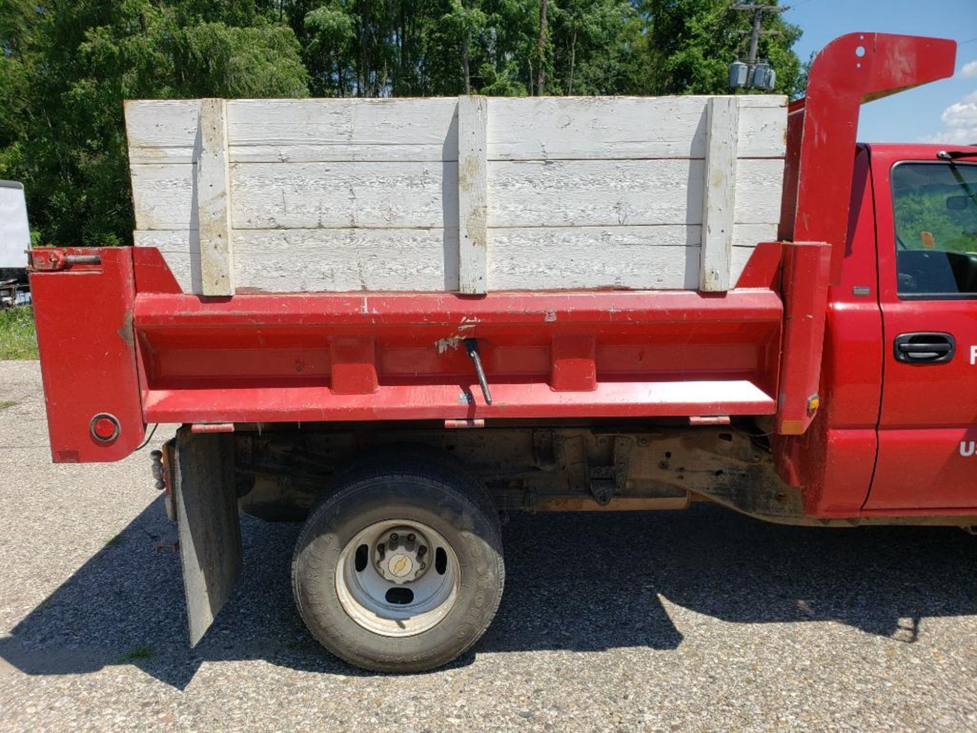 2005 Chevrolet C3500 8ft dump truck. 6.0 gas engine. VIN #: 1GBJC34U05E112256 - Image 6 of 58