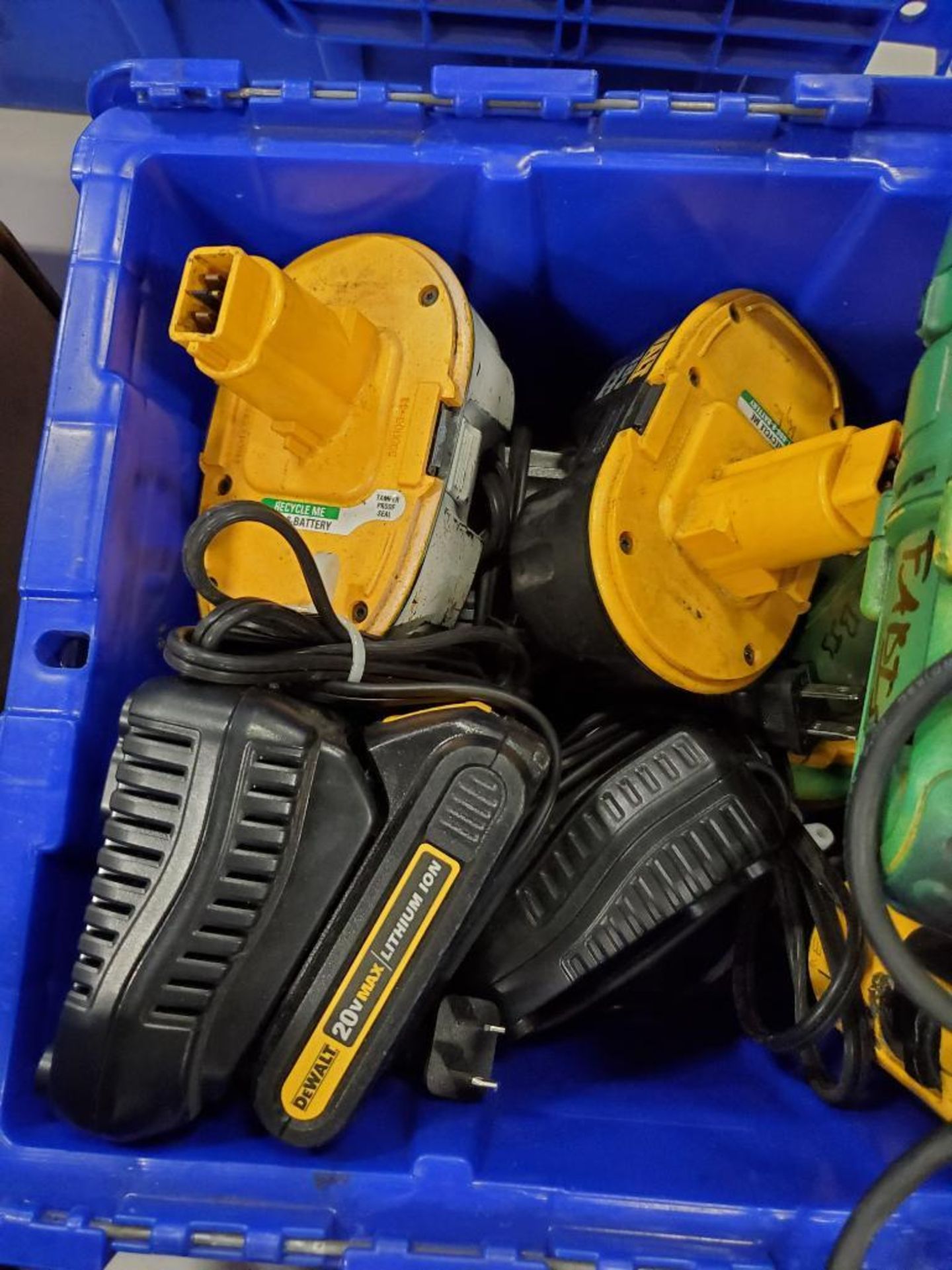 Assorted power tool batteries, chargers, and drills. DeWalt. - Image 4 of 6