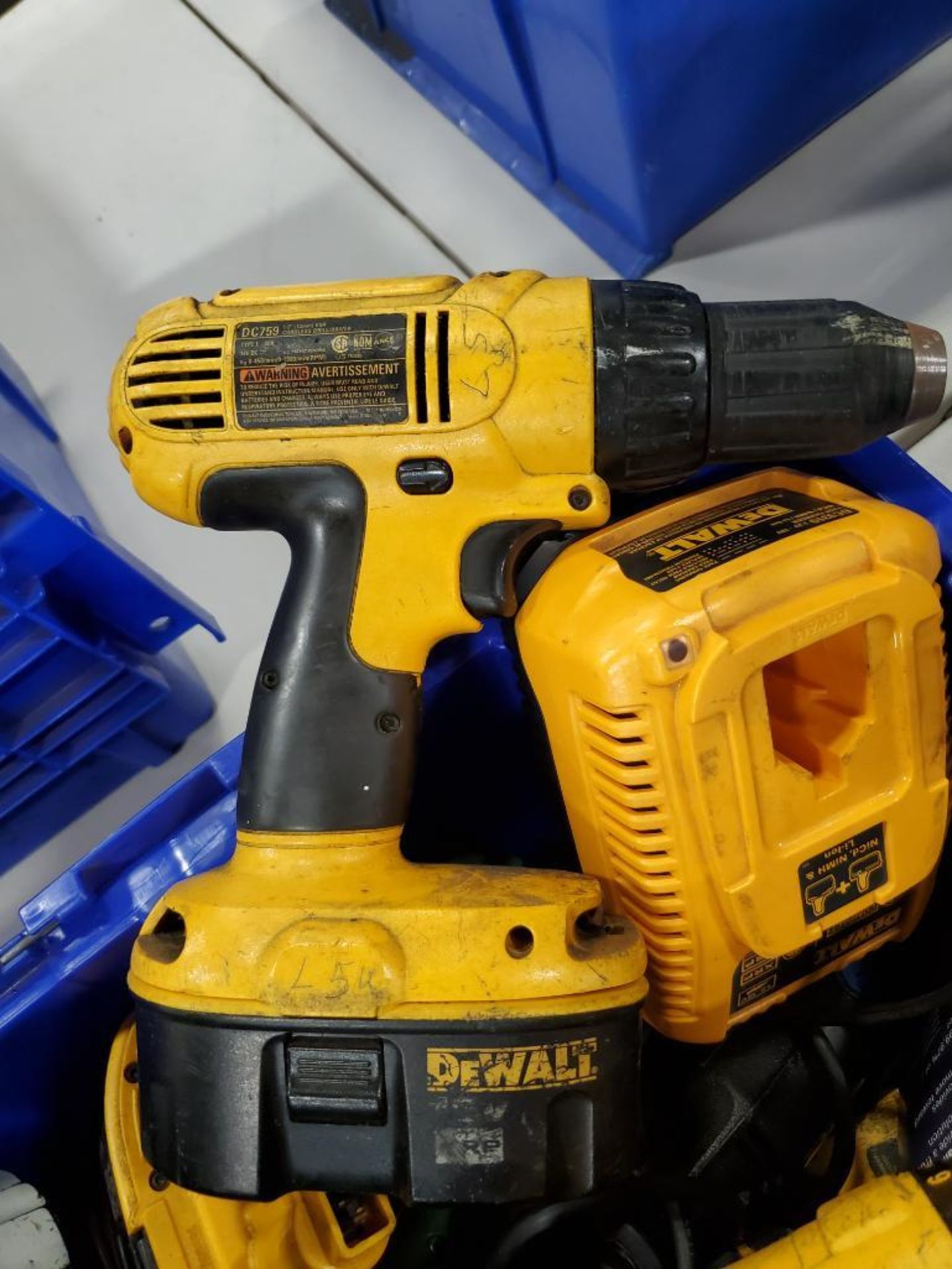 Assorted power tool batteries, chargers, and drills. DeWalt. - Image 6 of 6