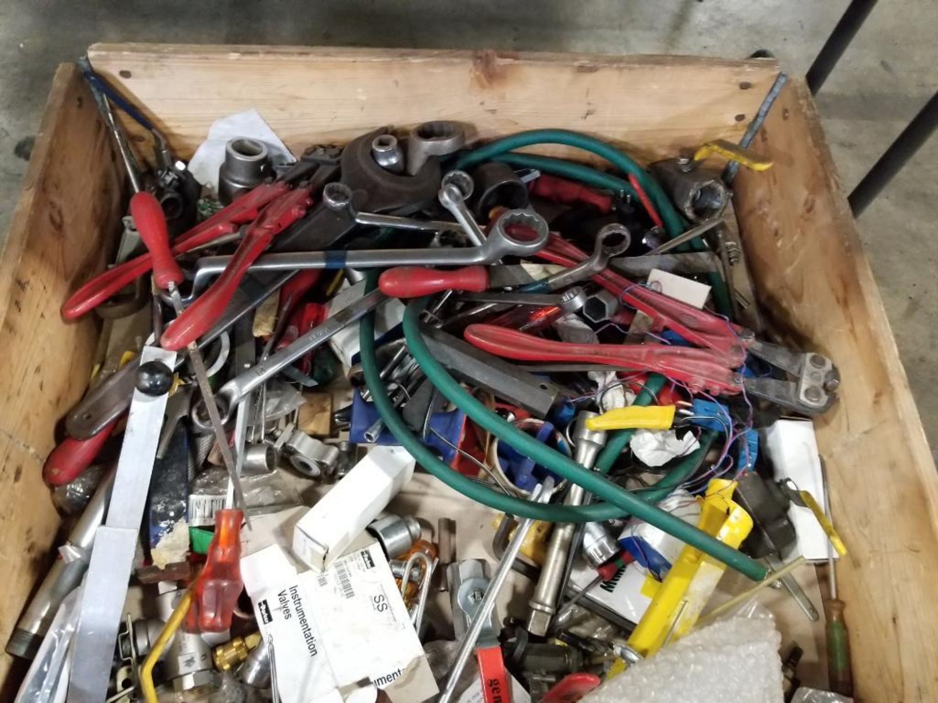 Crate of assorted hand tools and replacement parts. - Image 4 of 6