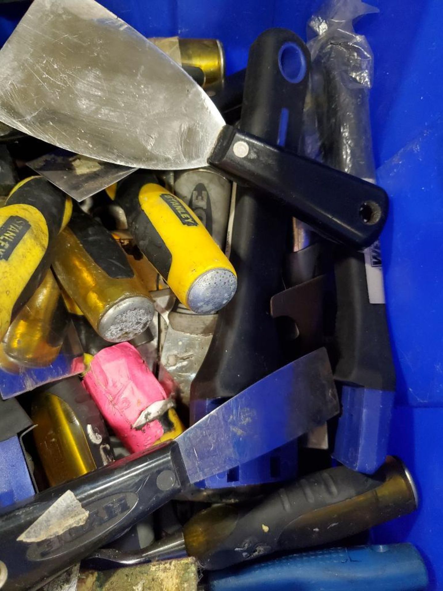 Assorted hand tools. Putty knifes / scrappers, cutters, breakers. - Image 4 of 6