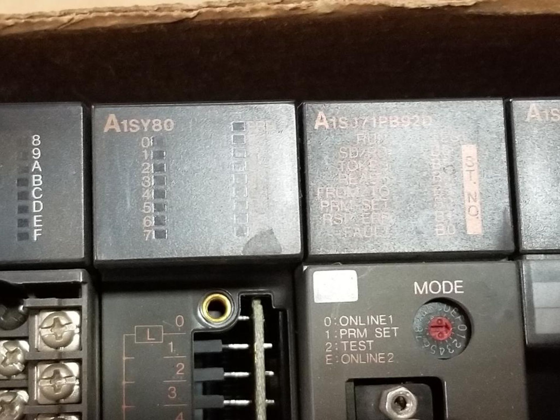 Mitsubishi programmable controller rack. Keyed CPU Unit, Input, Output, Bus Terminal modules. - Image 4 of 10