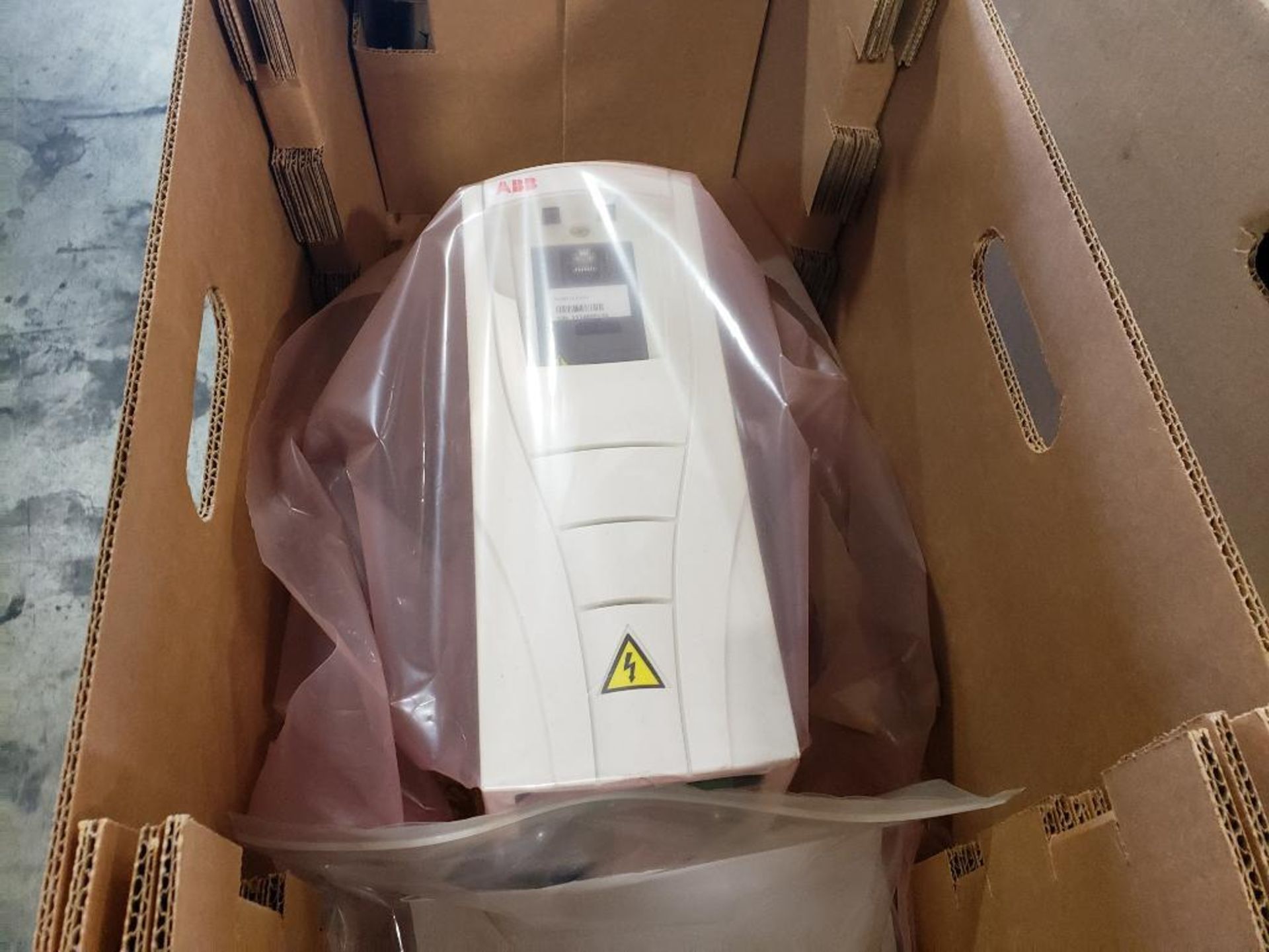 ABB ACS550-U1-03A3-4 wall mount drive. 1.5HP, 1.1kW, 280-480V. New in box. - Image 4 of 11