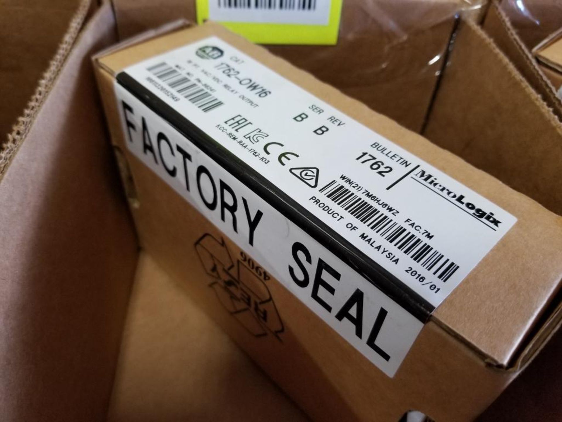 Allen Bradley 1762-OW16 16-pt VAC/VDC relay output module. New in sealed box. - Image 2 of 3